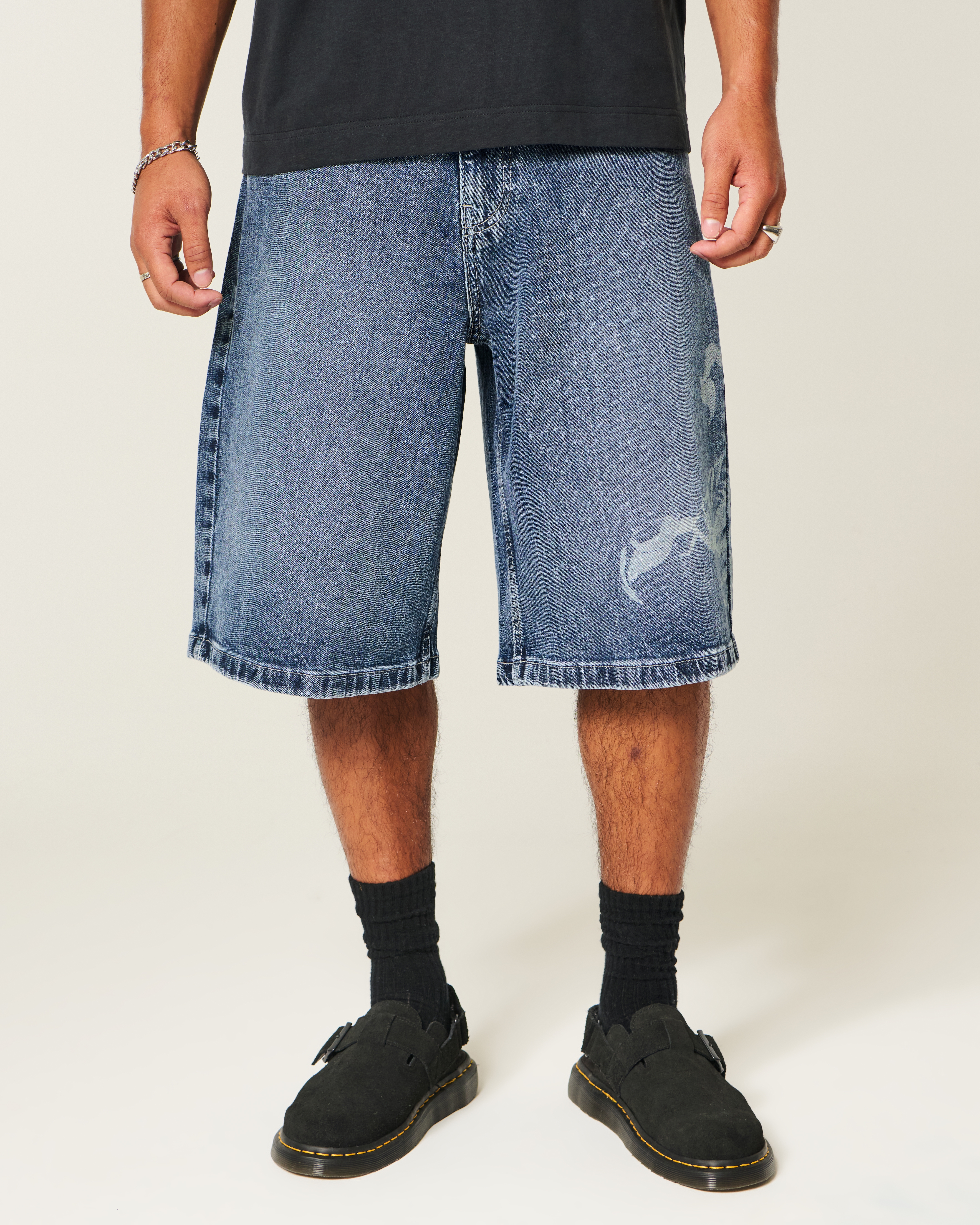 Мужские шорты Hollister Scorpion Graphic Super Baggy Denim Shorts, цвет: Средний — фото 3