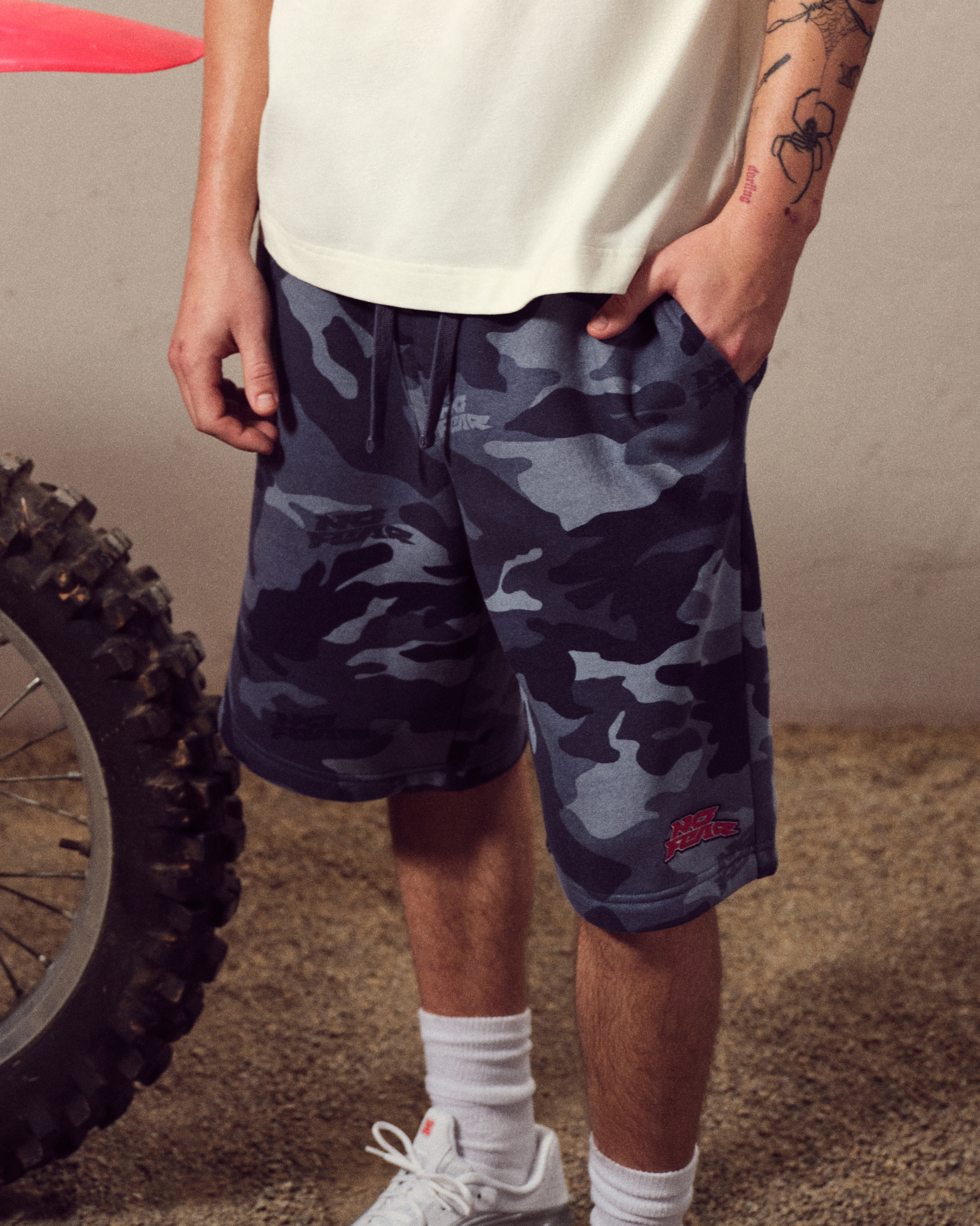 Мужские шорты Hollister At-the-Knee Camo No Fear Graphic Baggy Fleece Shorts — фото 2