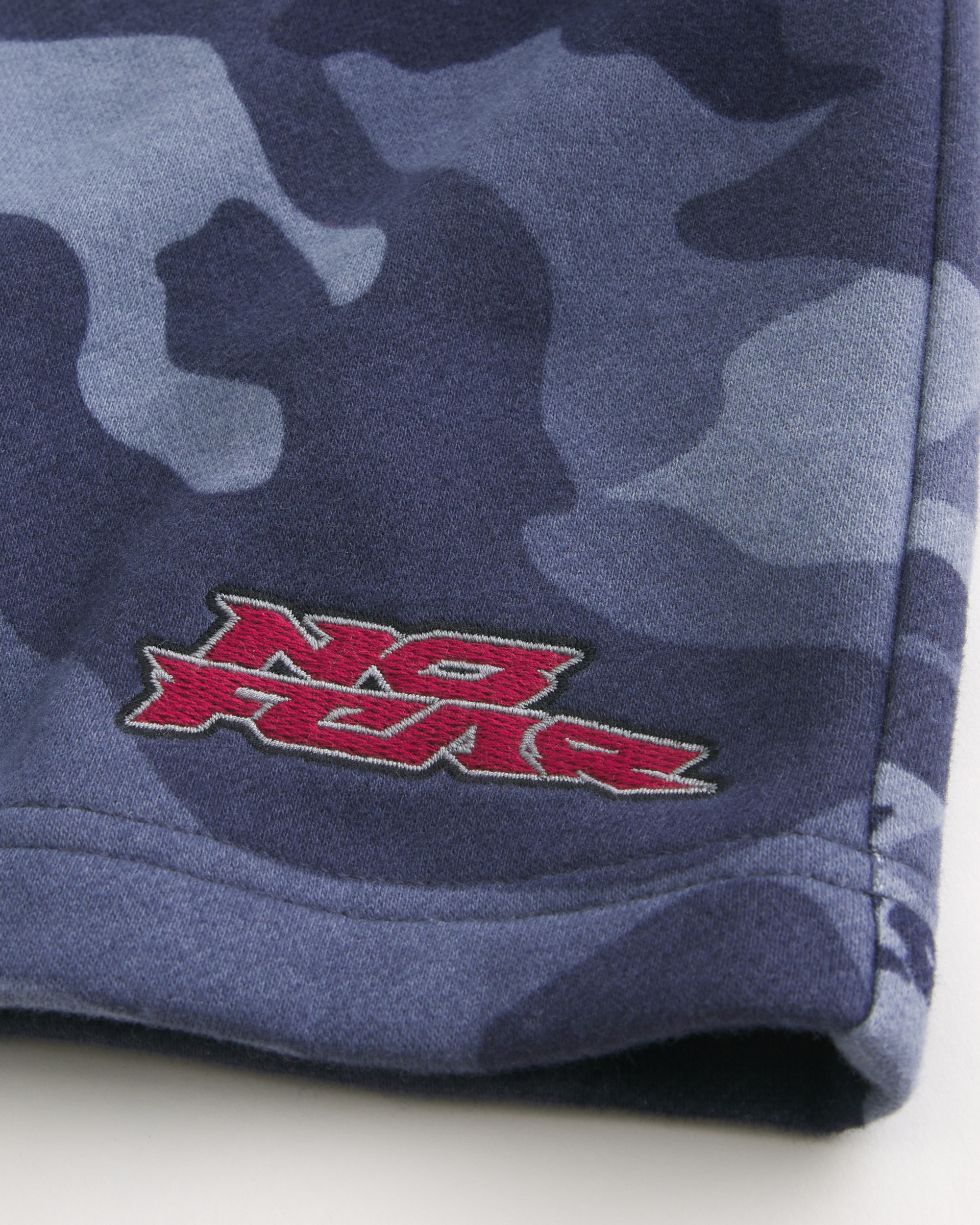 Мужские шорты Hollister At-the-Knee Camo No Fear Graphic Baggy Fleece Shorts — фото 4