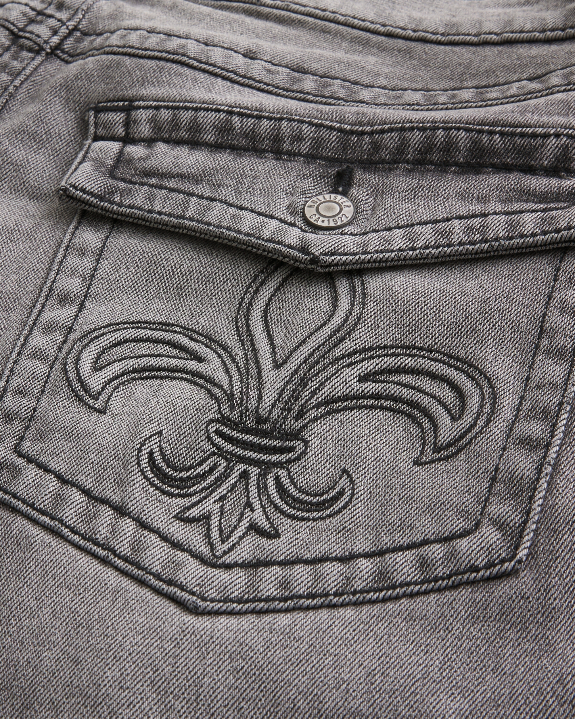 Мужские джинсы Hollister Washed Black Embroidered Baggy Bootcut Jeans — фото 2