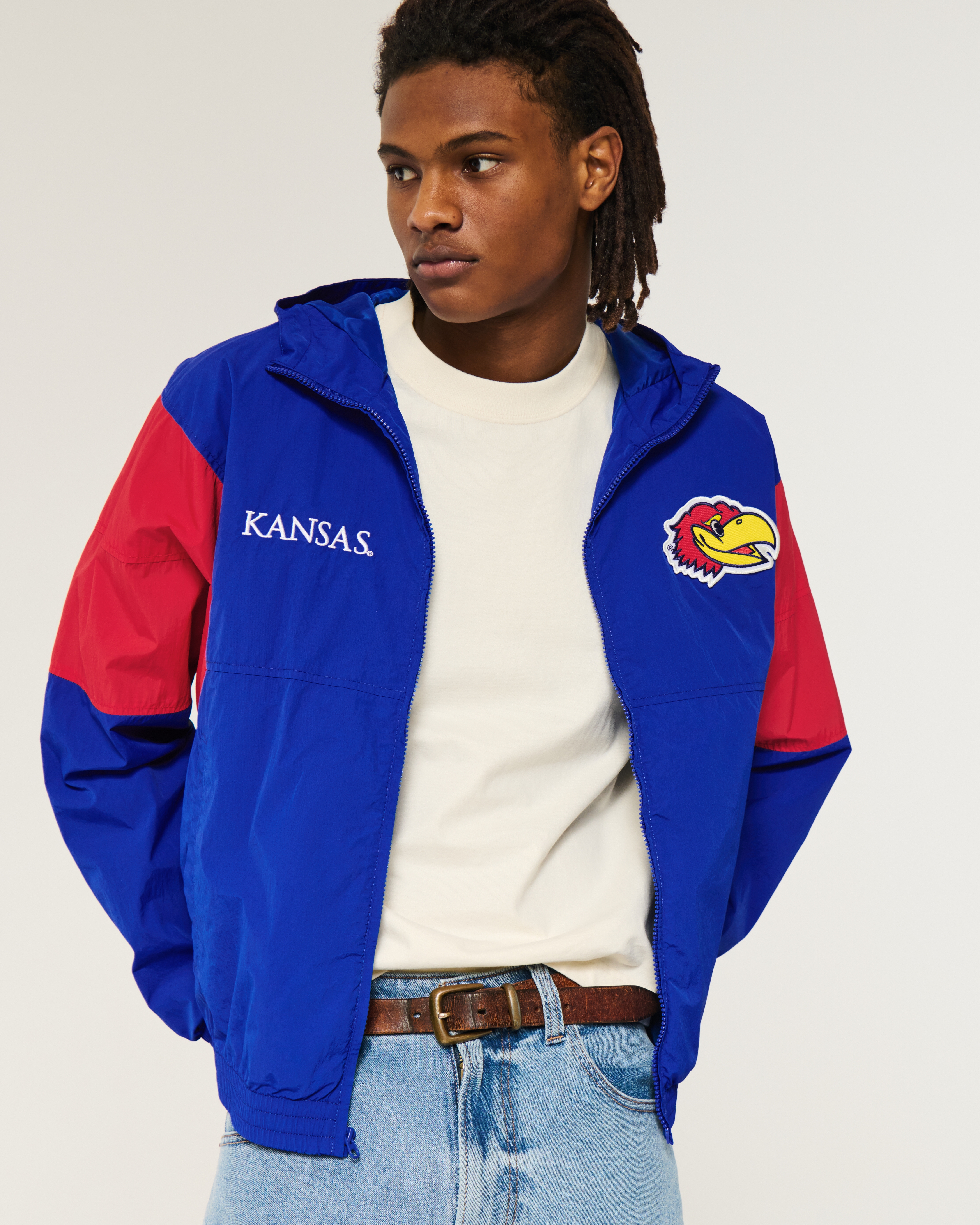 Мужская куртка Hollister University of Kansas Jayhawks Graphic Hooded Windbreaker, цвет: Синий / Красный — фото 2
