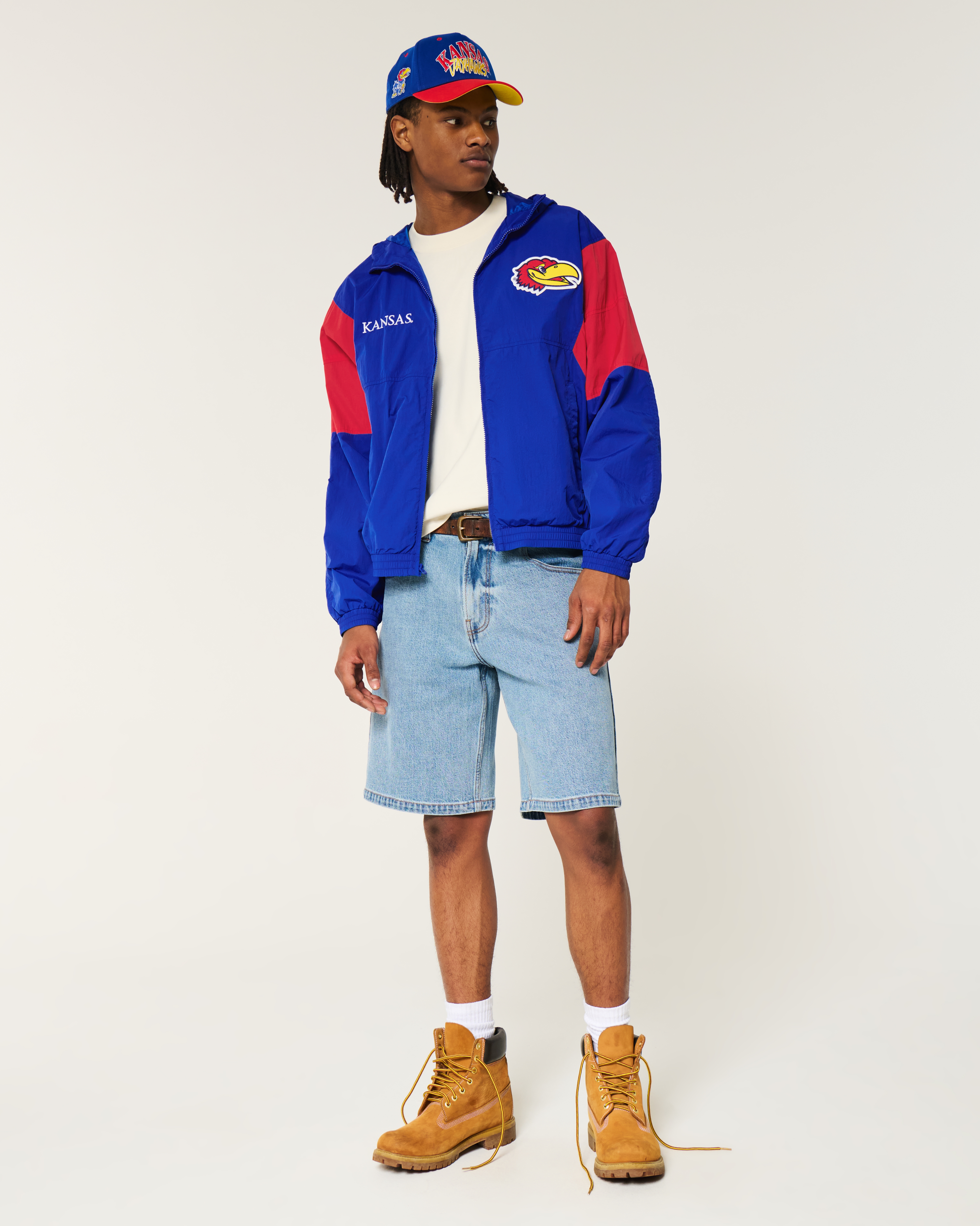 Мужская куртка Hollister University of Kansas Jayhawks Graphic Hooded Windbreaker, цвет: Синий / Красный — фото 3