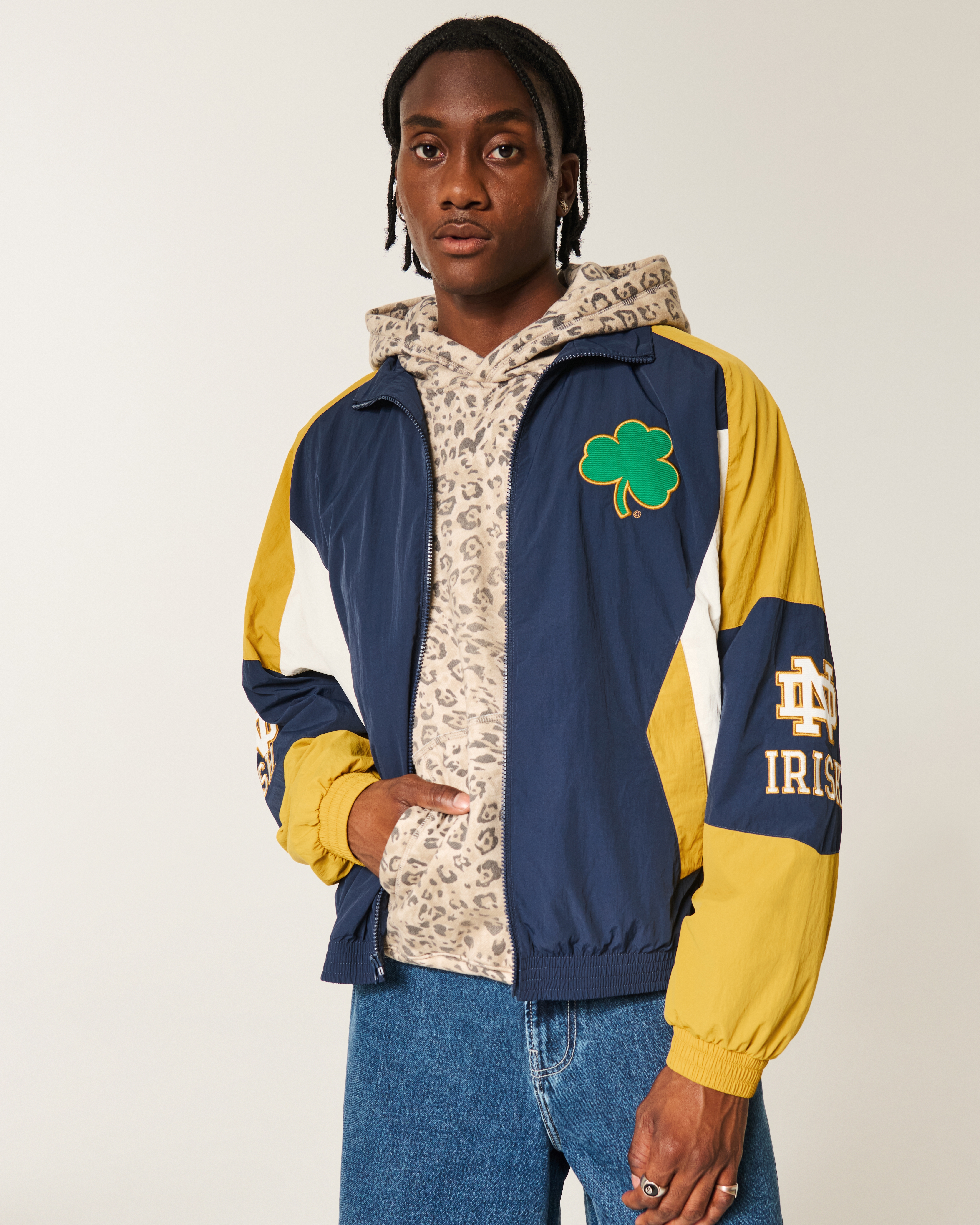 Мужская куртка Hollister University of Notre Dame Fighting Irish Graphic Windbreaker, цвет: Тёмно-синий — фото 2