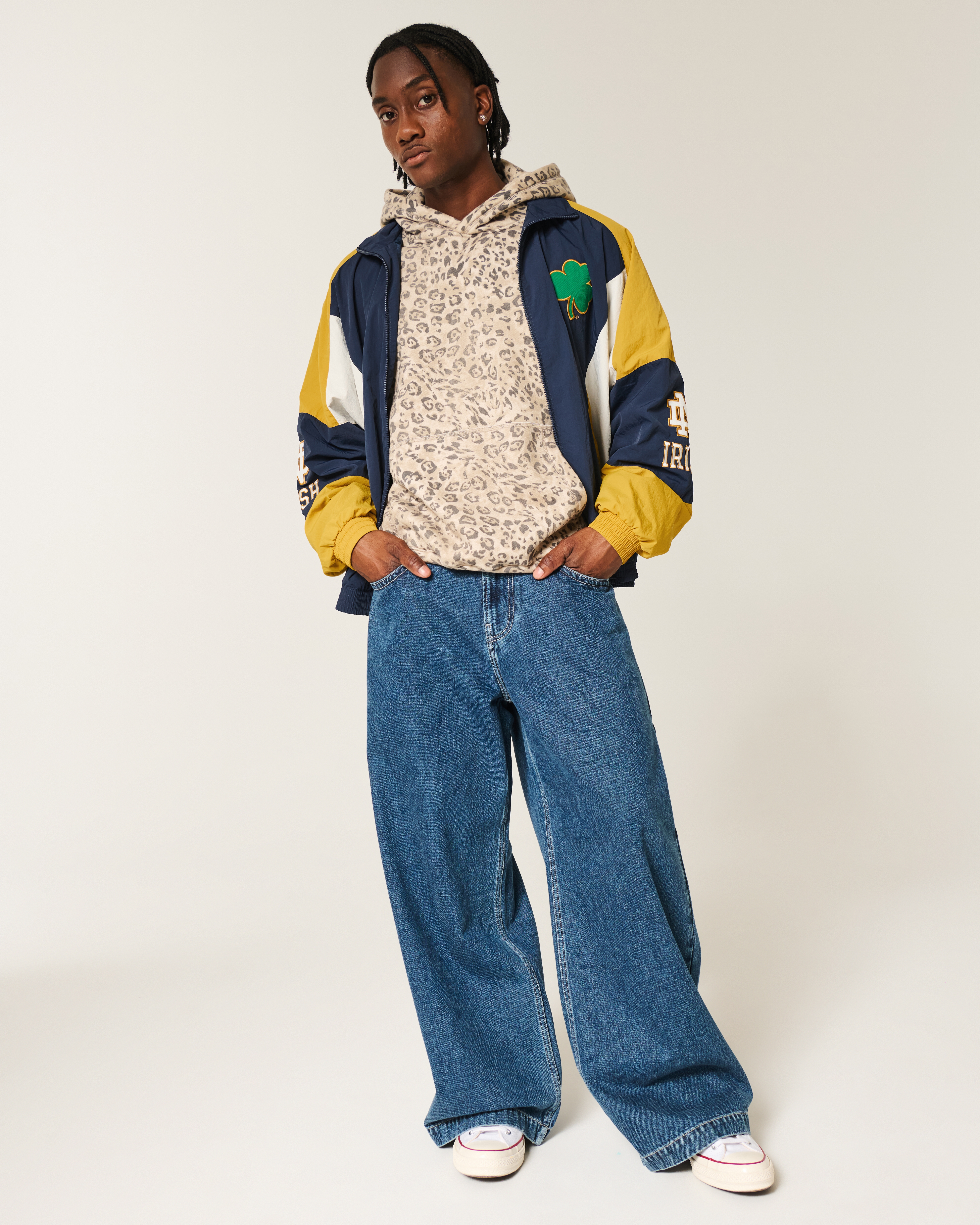 Мужская куртка Hollister University of Notre Dame Fighting Irish Graphic Windbreaker, цвет: Тёмно-синий — фото 3