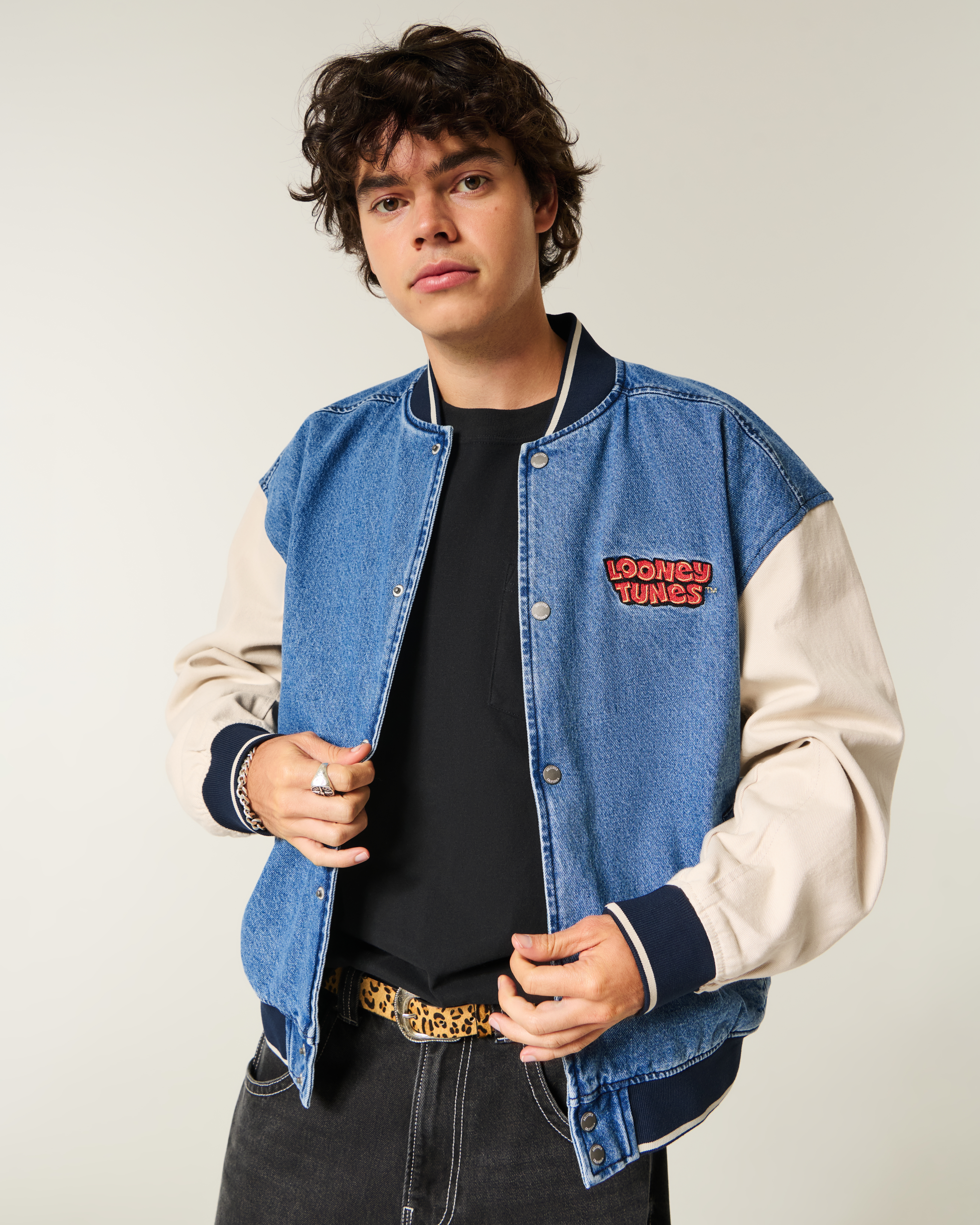 Мужские куртки Hollister Looney Tunes Graphic Denim Jacket — фото 2