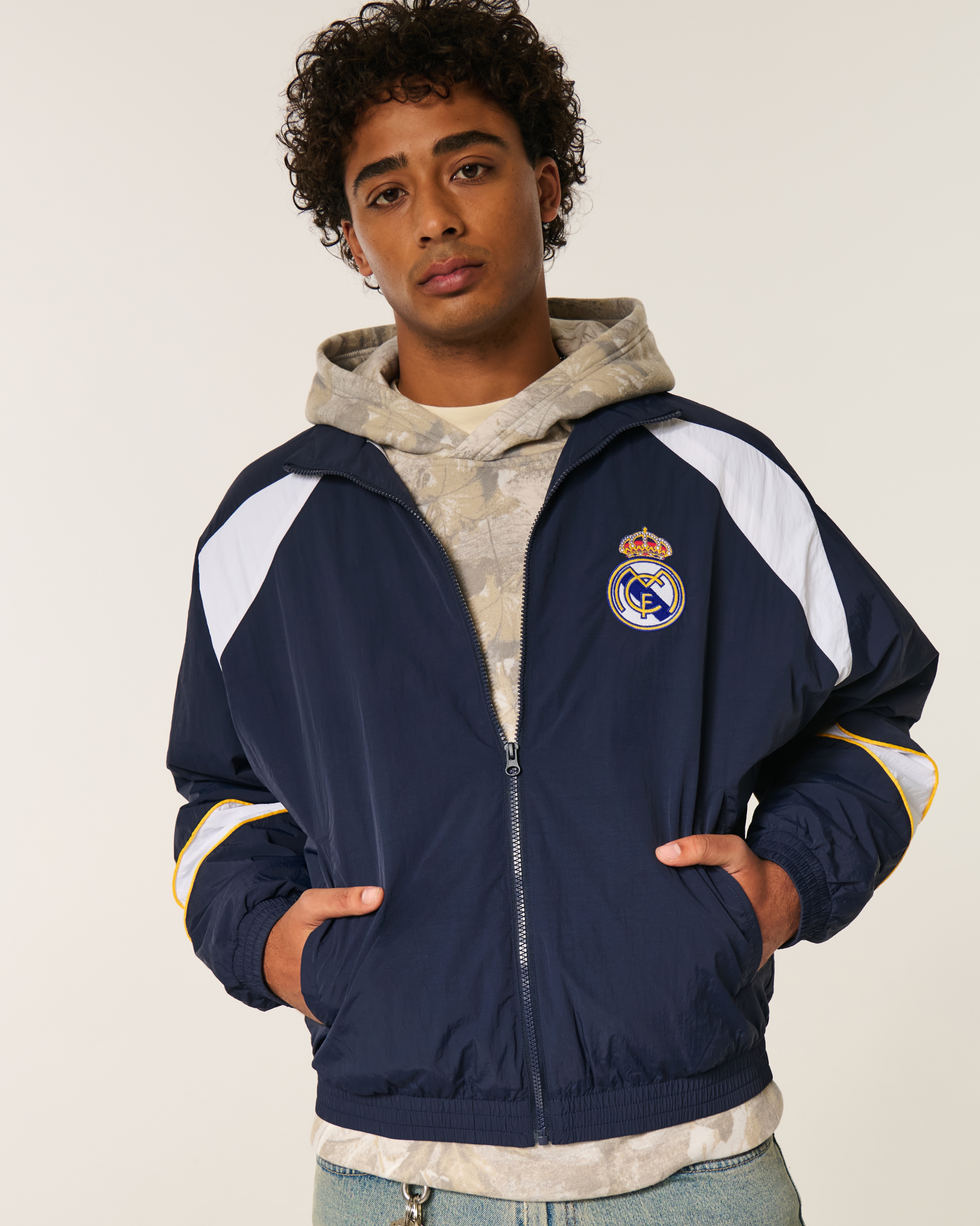 Мужские куртки Hollister Fleece-Lined Real Madrid CF Graphic Track Jacket — фото 2