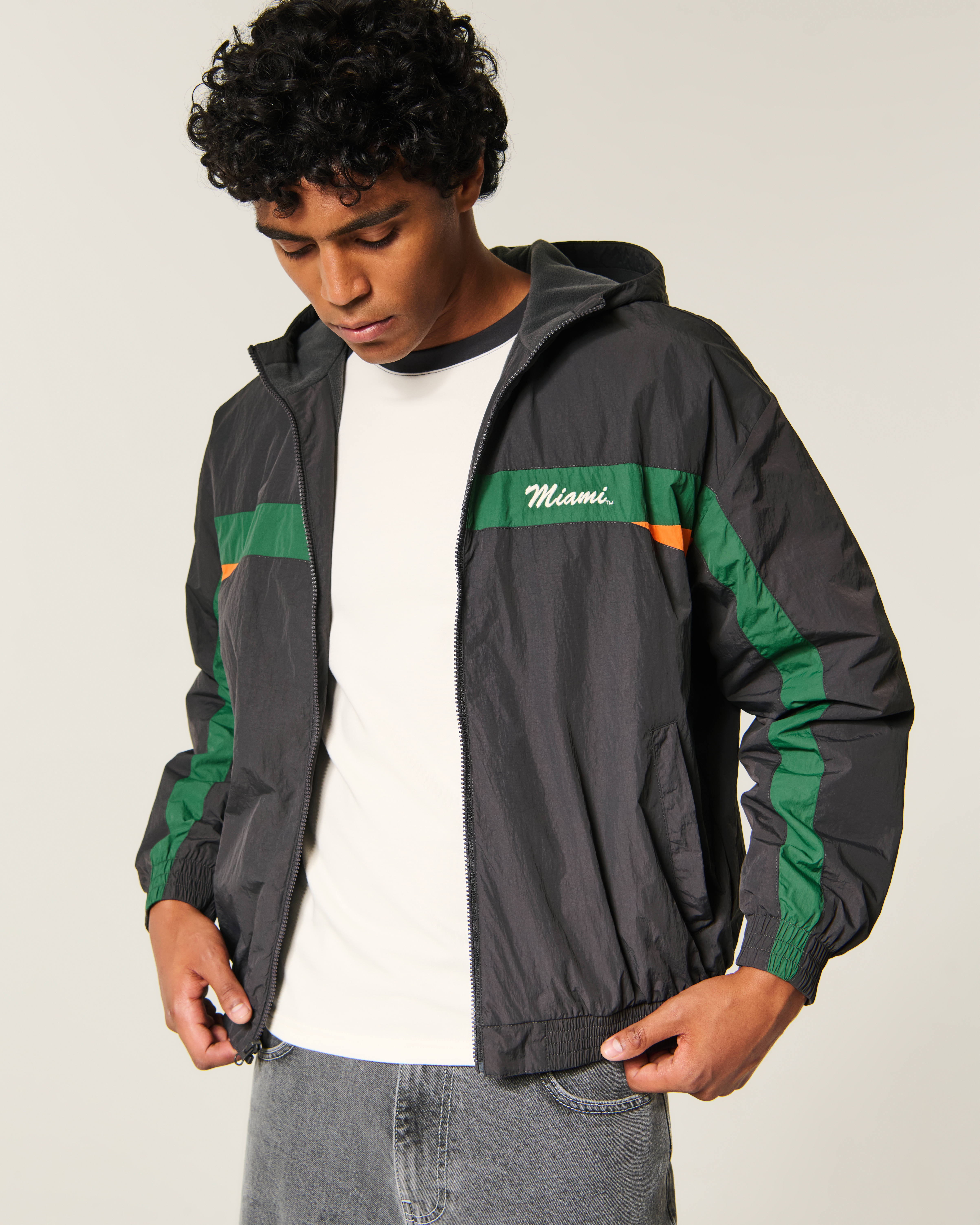 Мужская куртка Hollister University of Miami Hurricanes Graphic Windbreaker, цвет: Угольный, вариант 1 — фото 2