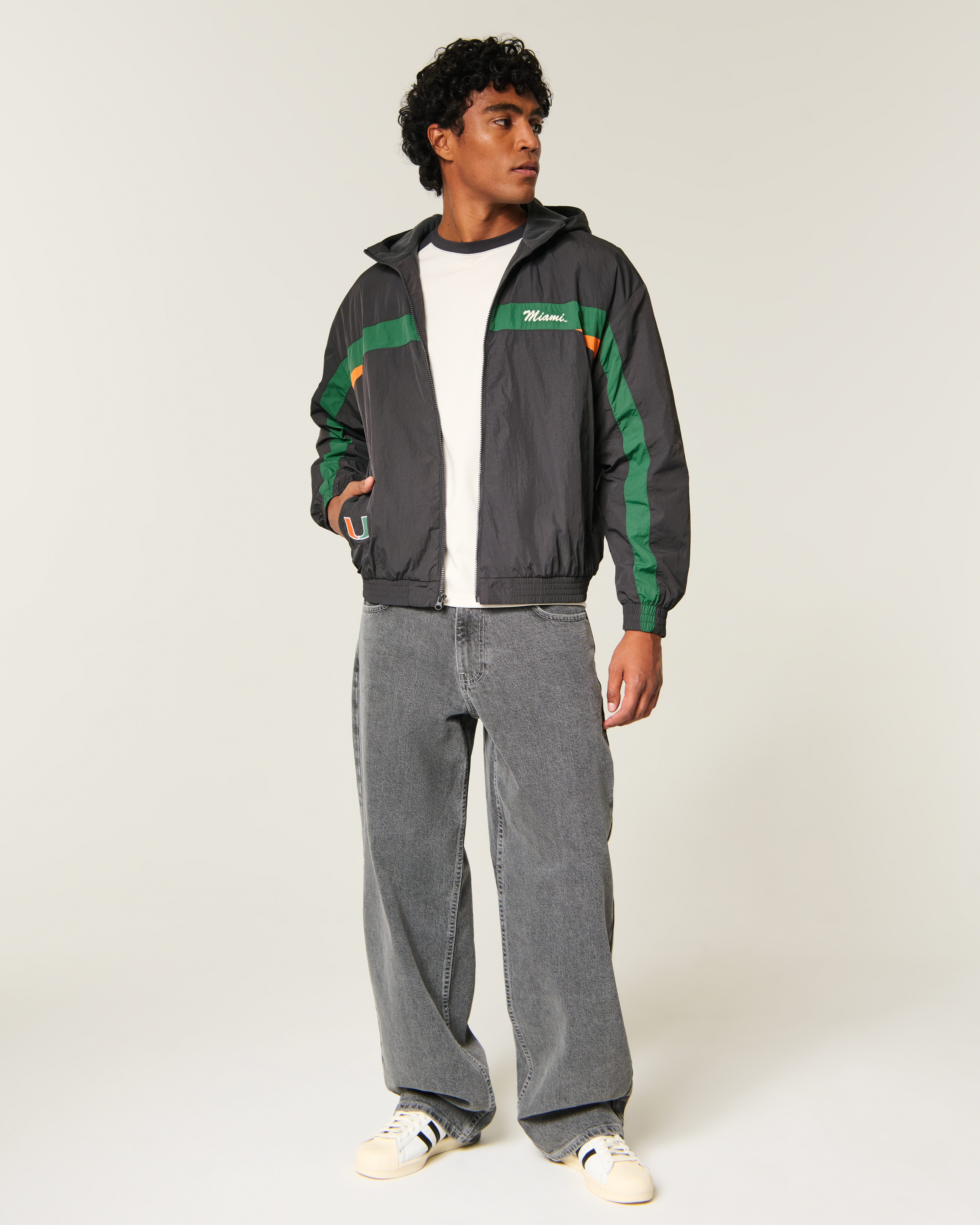 Мужская куртка Hollister University of Miami Hurricanes Graphic Windbreaker, цвет: Угольный, вариант 1 — фото 3