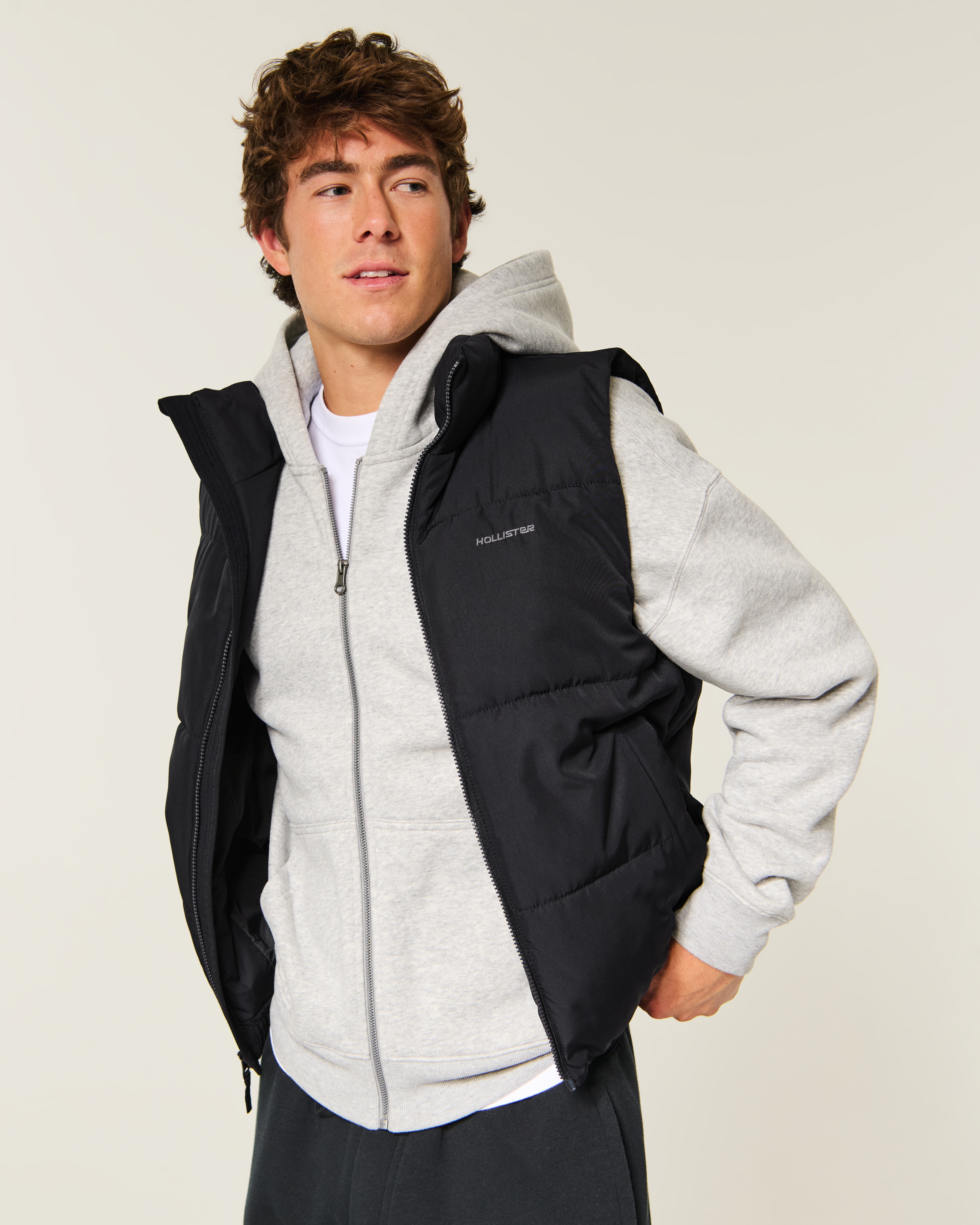 Мужской жилет Hollister Feel Good Puffer Vest, цвет: Чёрный — фото 2
