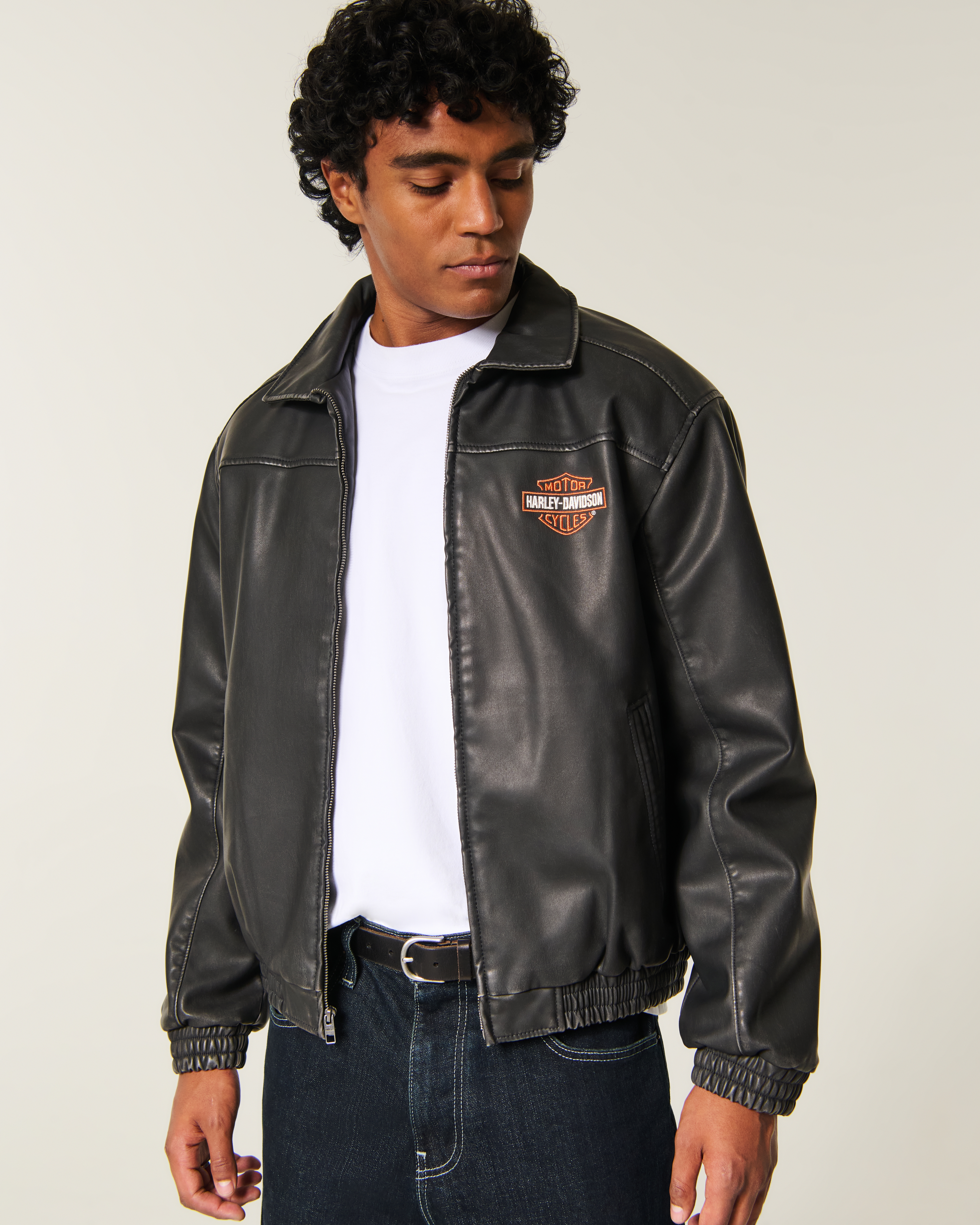 Мужская куртка Hollister Faux Leather Harley-Davidson Graphic, цвет: Угольный — фото 2