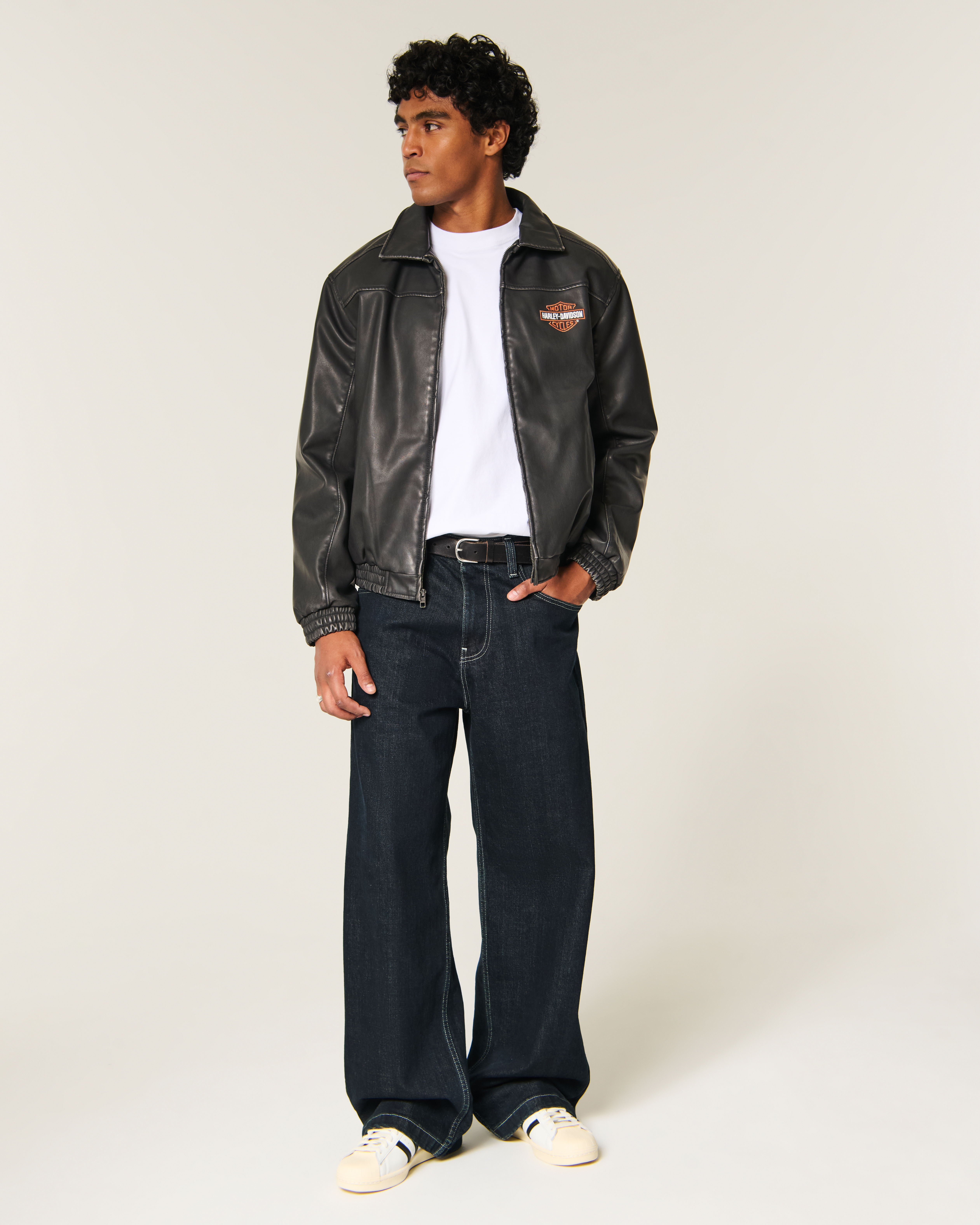 Мужская куртка Hollister Faux Leather Harley-Davidson Graphic, цвет: Угольный — фото 3