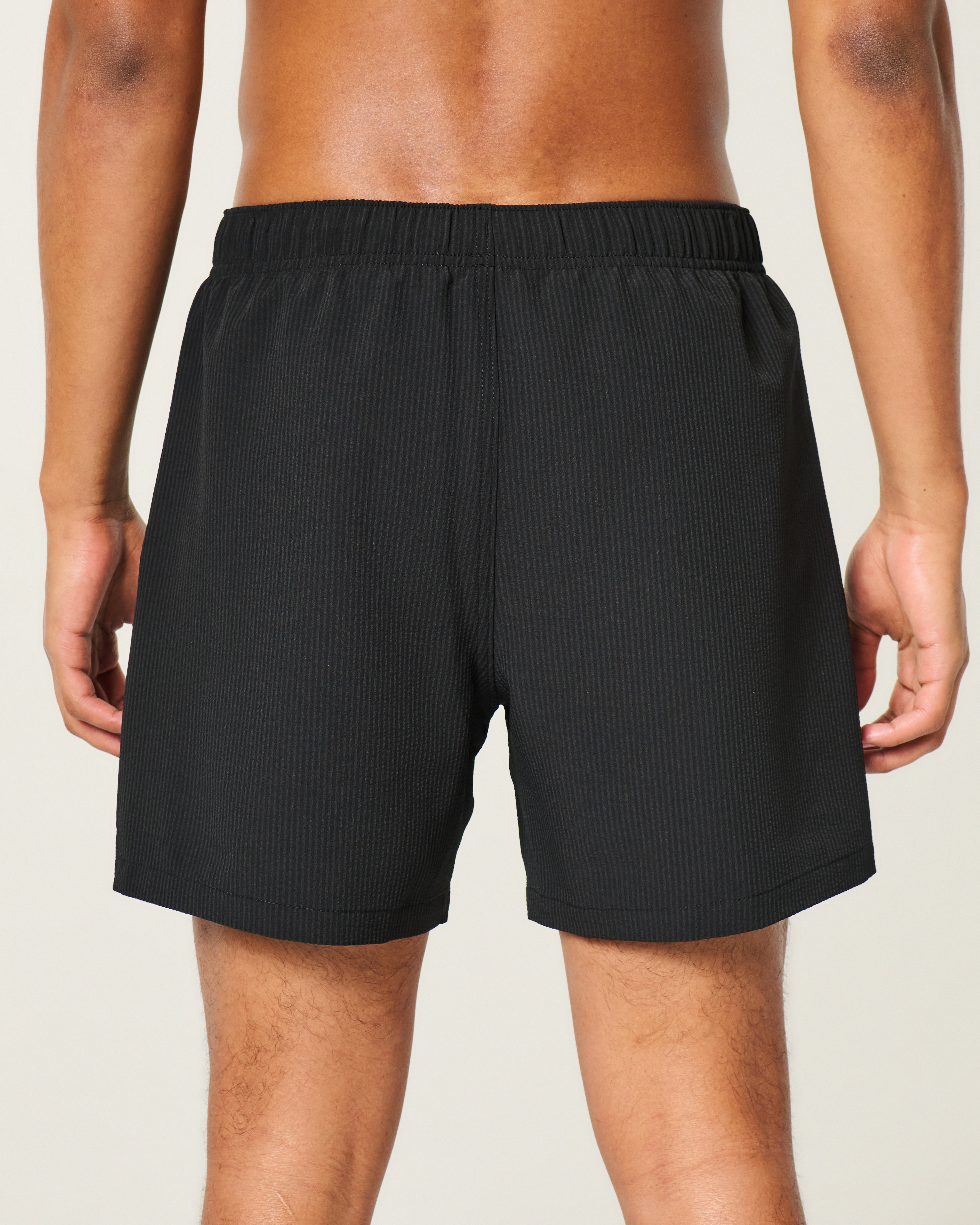 Плавки Mid-Thigh для мужчин, сирсакер — Hollister, цвет: Чёрный полосатый — фото 3