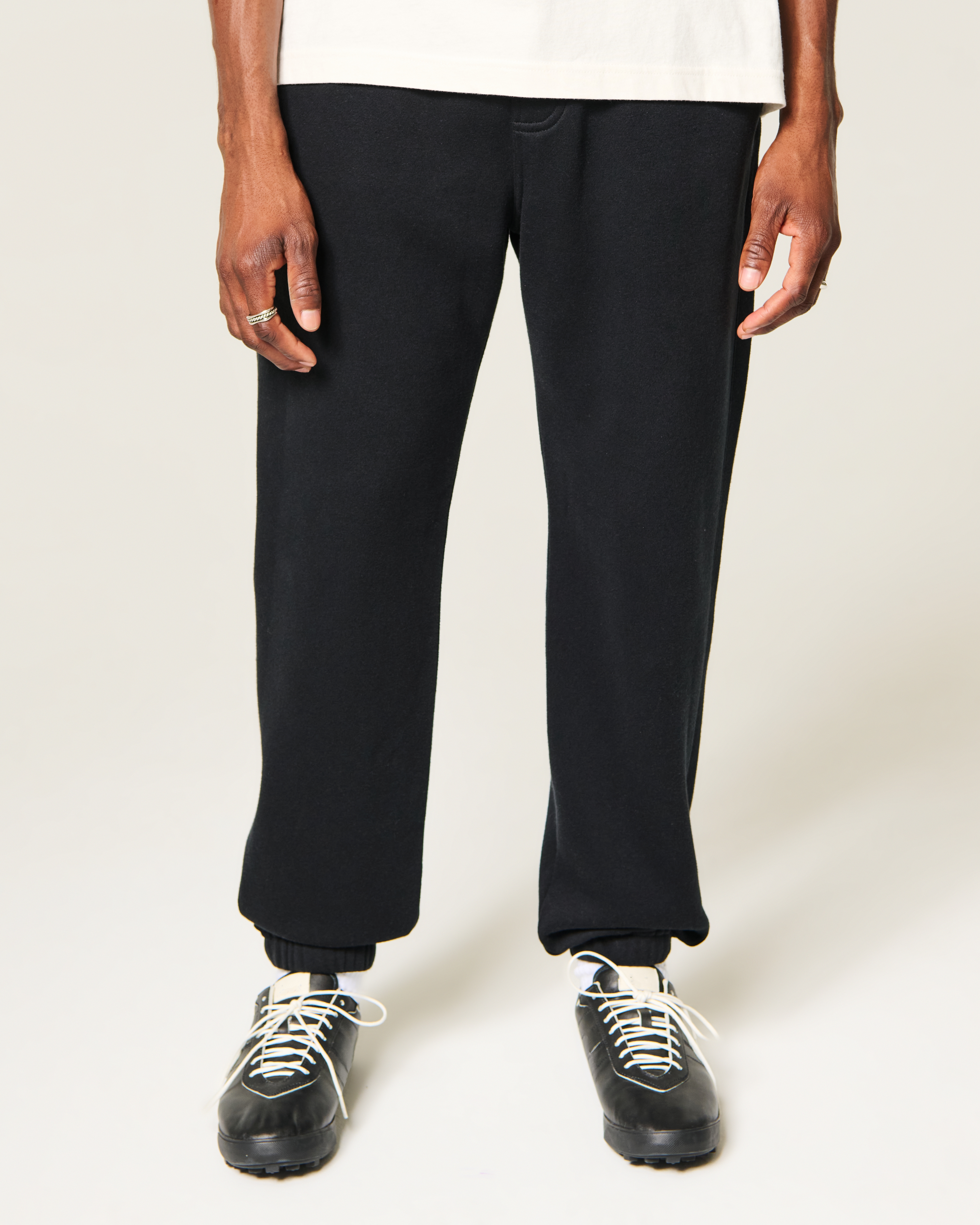 Мужские брюки Hollister Feel Good Relaxed Cinch Sweatpants, цвет: Чёрный — фото 3