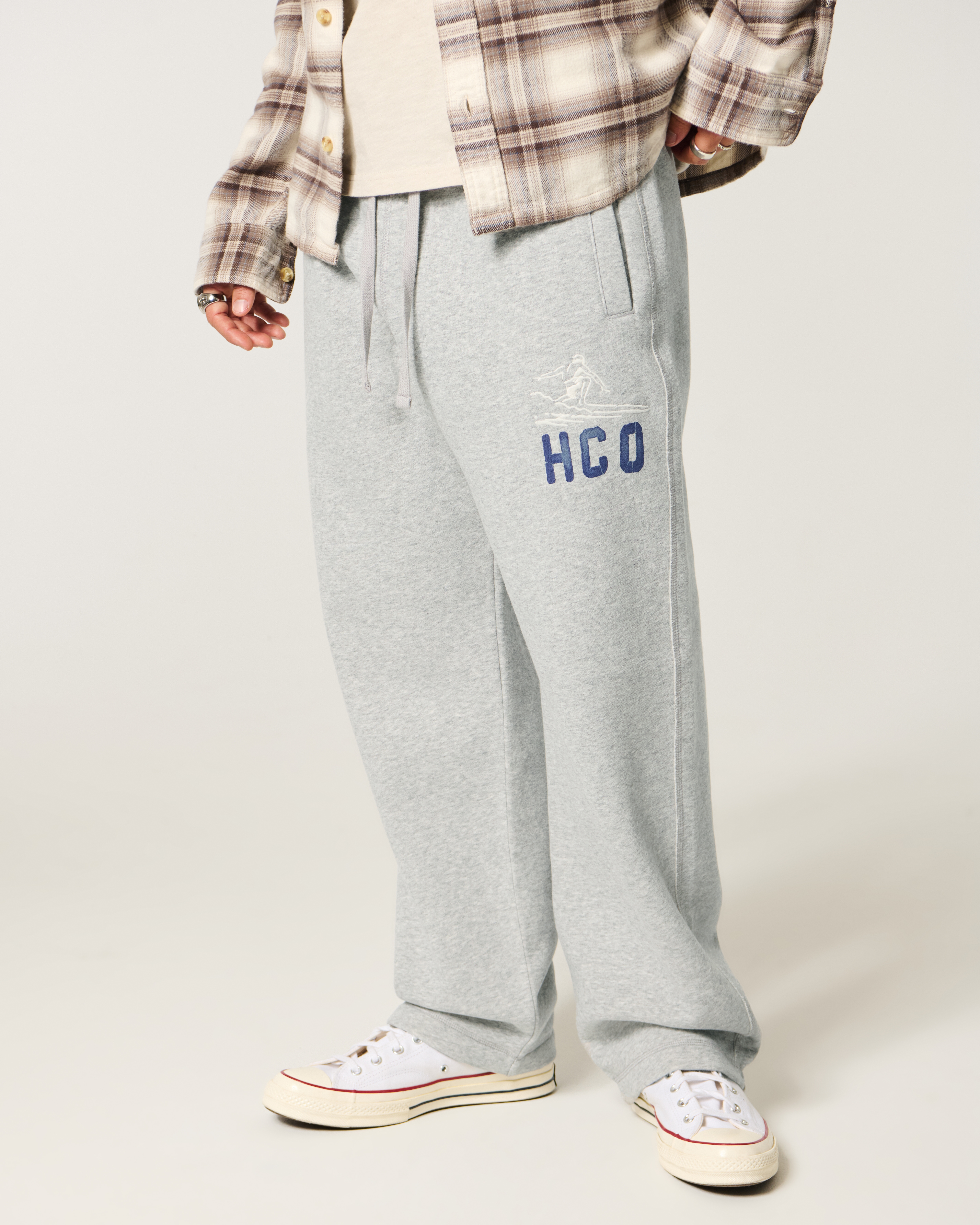 Мужские брюки Hollister Holiday Vault Release Logo Graphic Baggy Sweatpants — фото 3