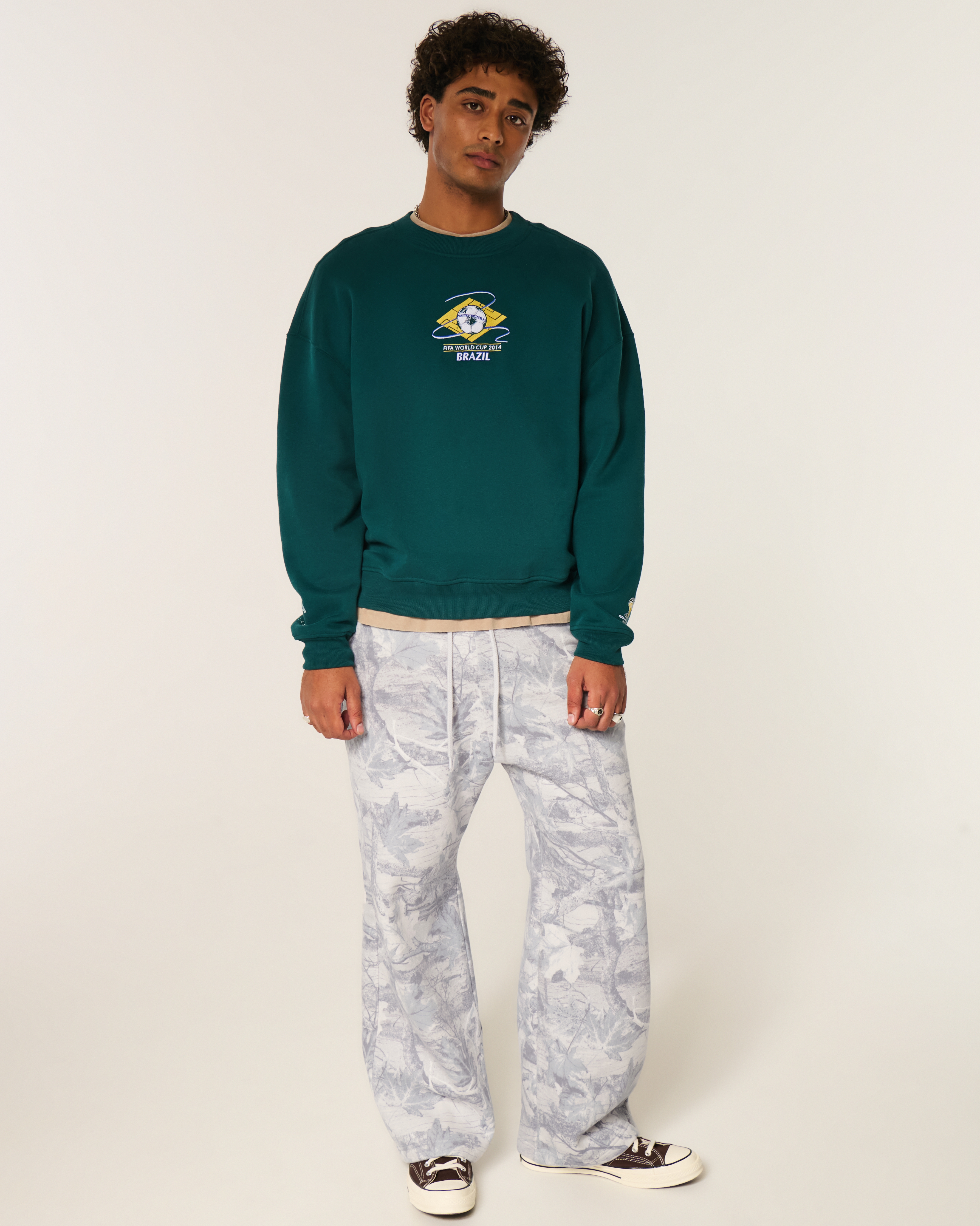 Мужские брюки Hollister Feel Good Camo Baggy Bootcut Sweatpants — фото 2