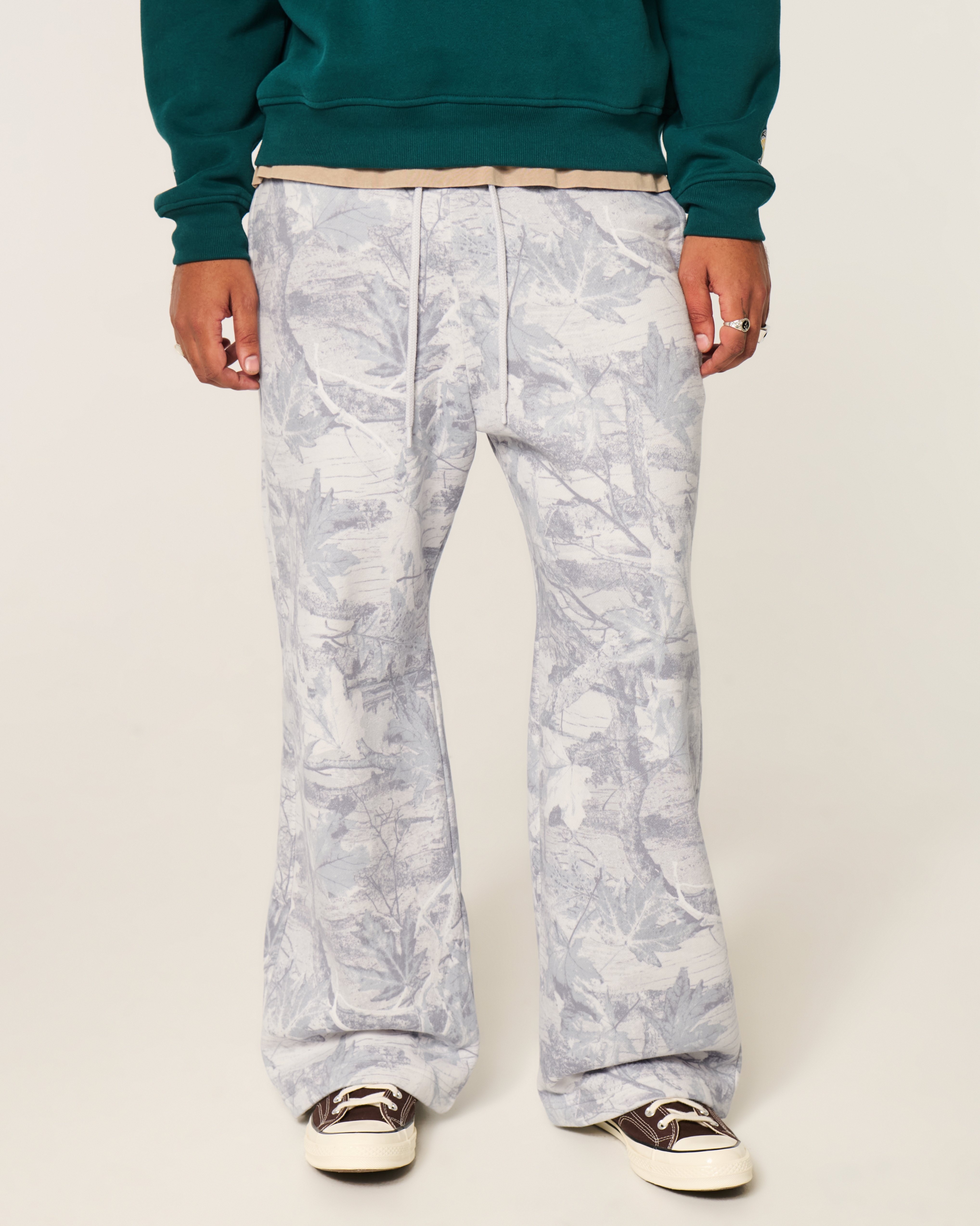 Мужские брюки Hollister Feel Good Camo Baggy Bootcut Sweatpants — фото 3