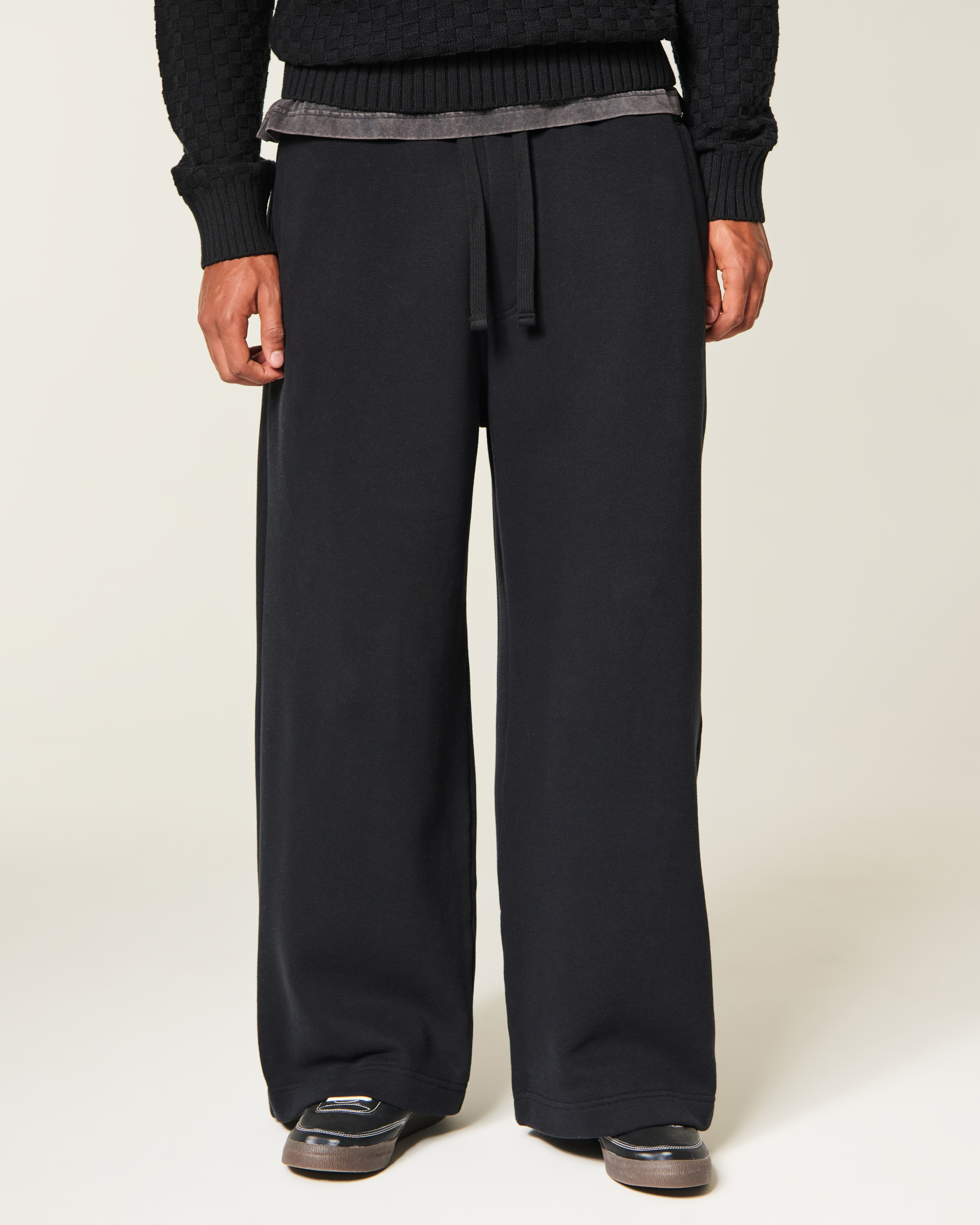 Мужские брюки Hollister Feel Good Ultra Baggy Sweatpants, цвет: Чёрный — фото 3