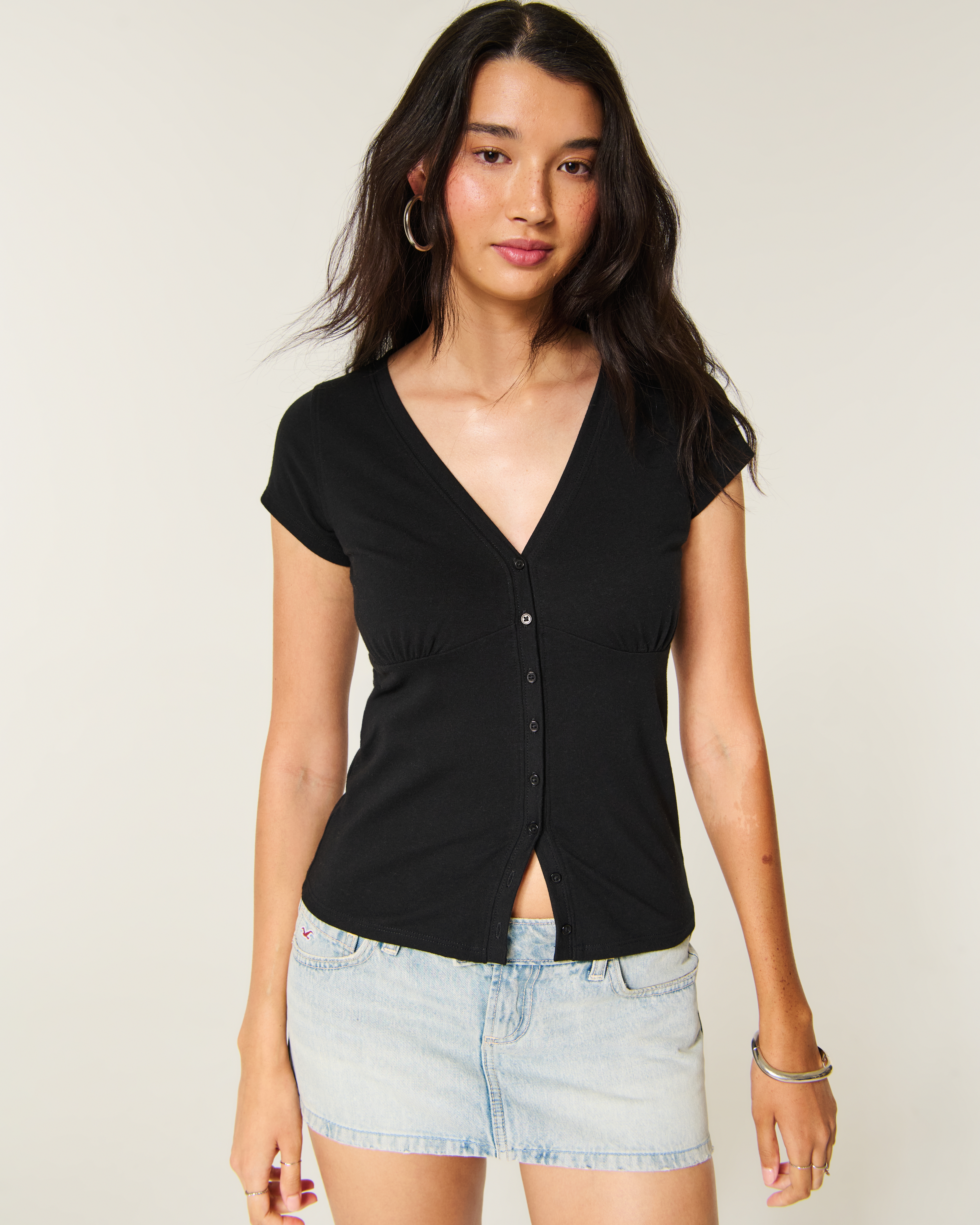 Женский топ Hollister Short-Sleeve V-Neck Button-Through Top, цвет: Чёрный — фото 2