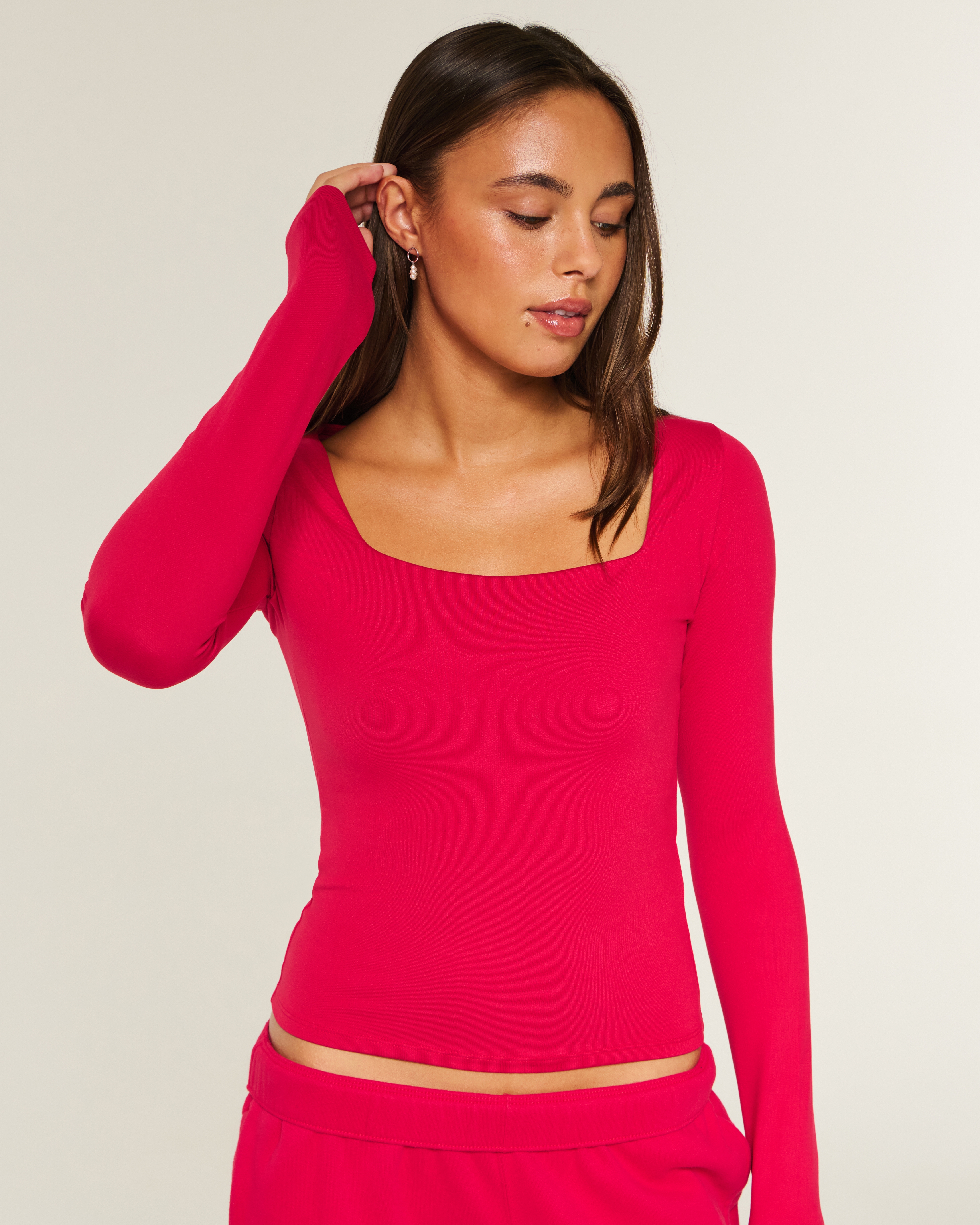 Женские футболки Hollister Long-Sleeve Soft Seamless Fabric Square-Neck Baby Tee — фото 2