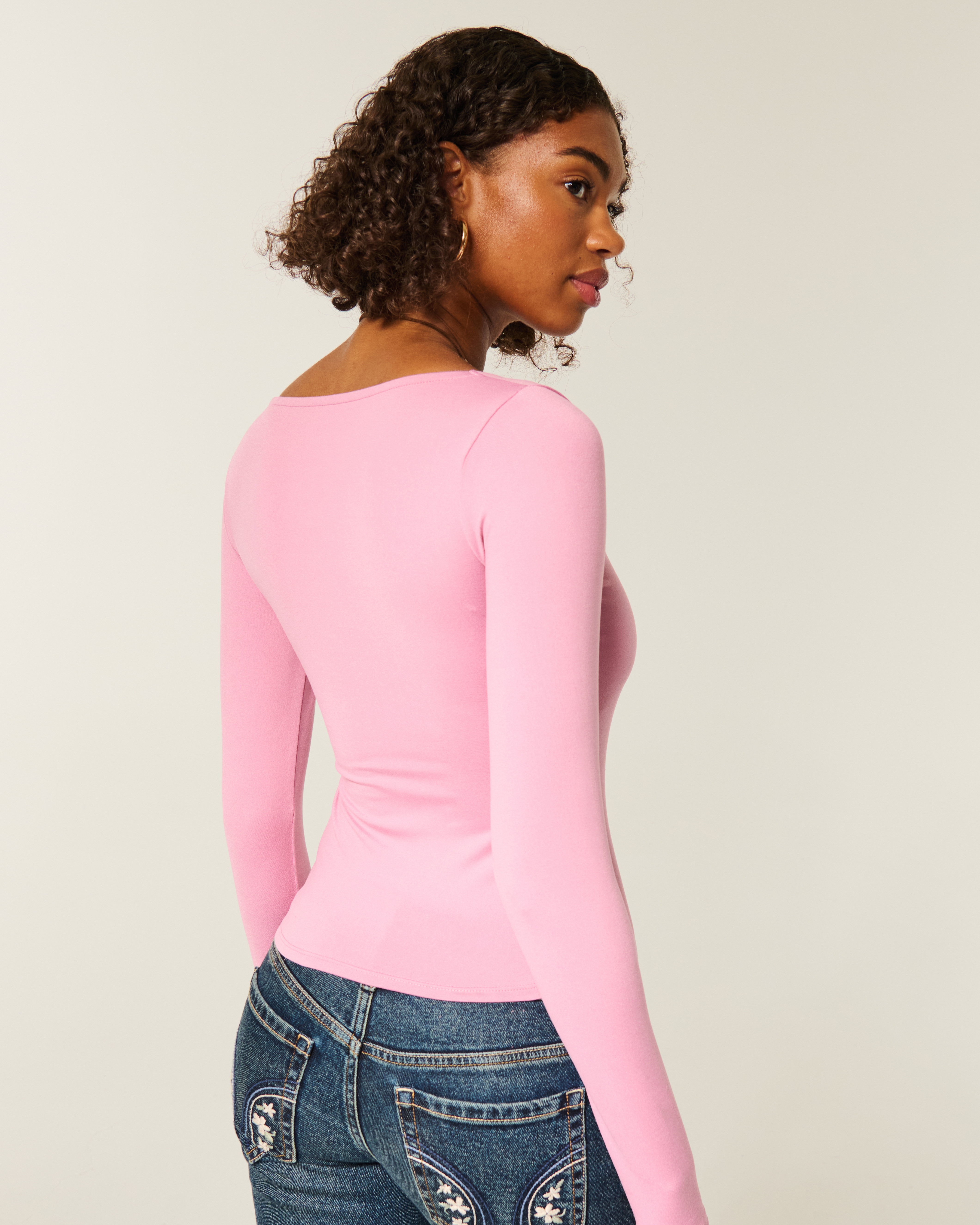 Женские футболки Hollister Long-Sleeve Soft Seamless Fabric Scoop Baby Tee — фото 3