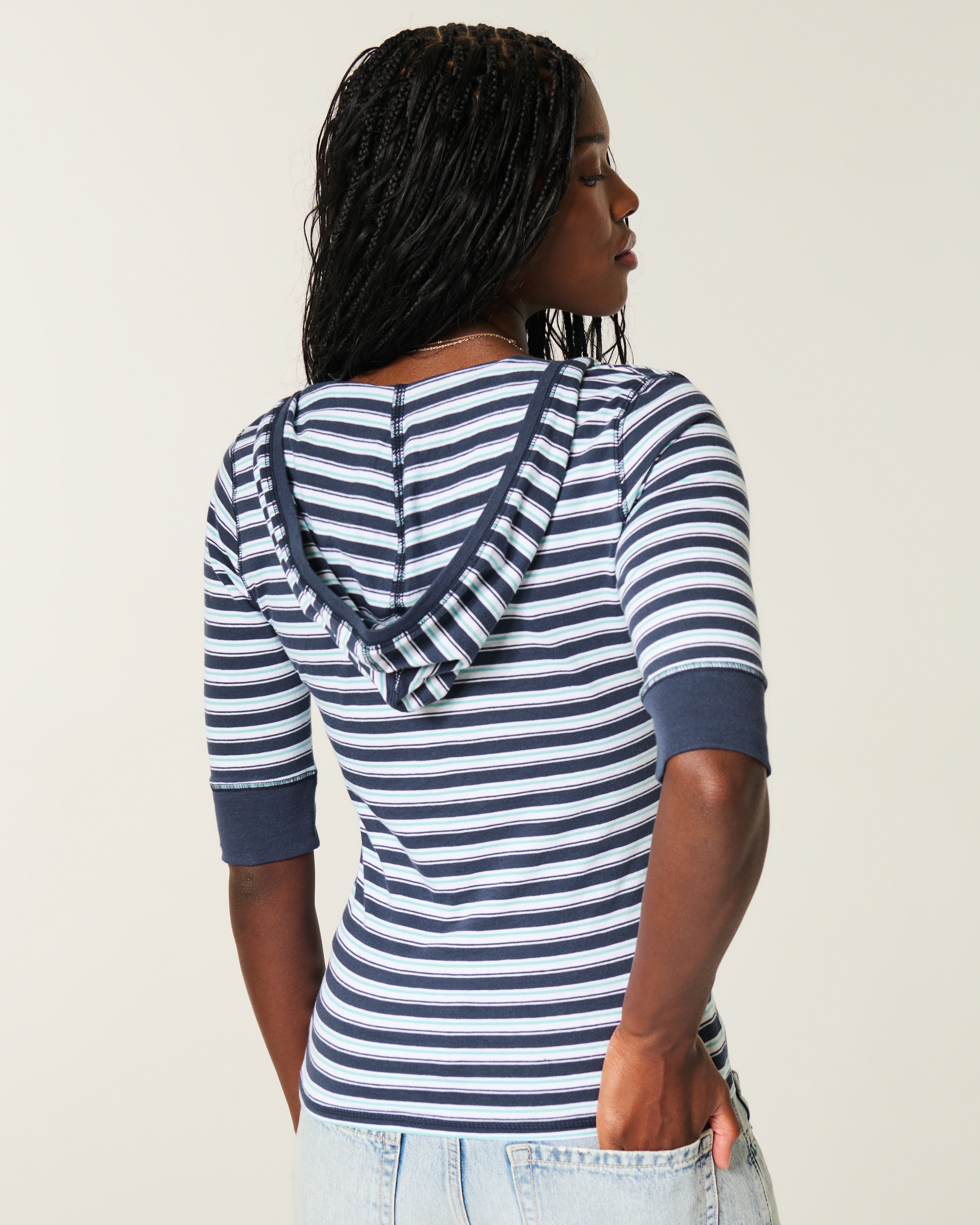 Женские футболки Hollister Half-Sleeve Hooded V-Neck T-Shirt — фото 3