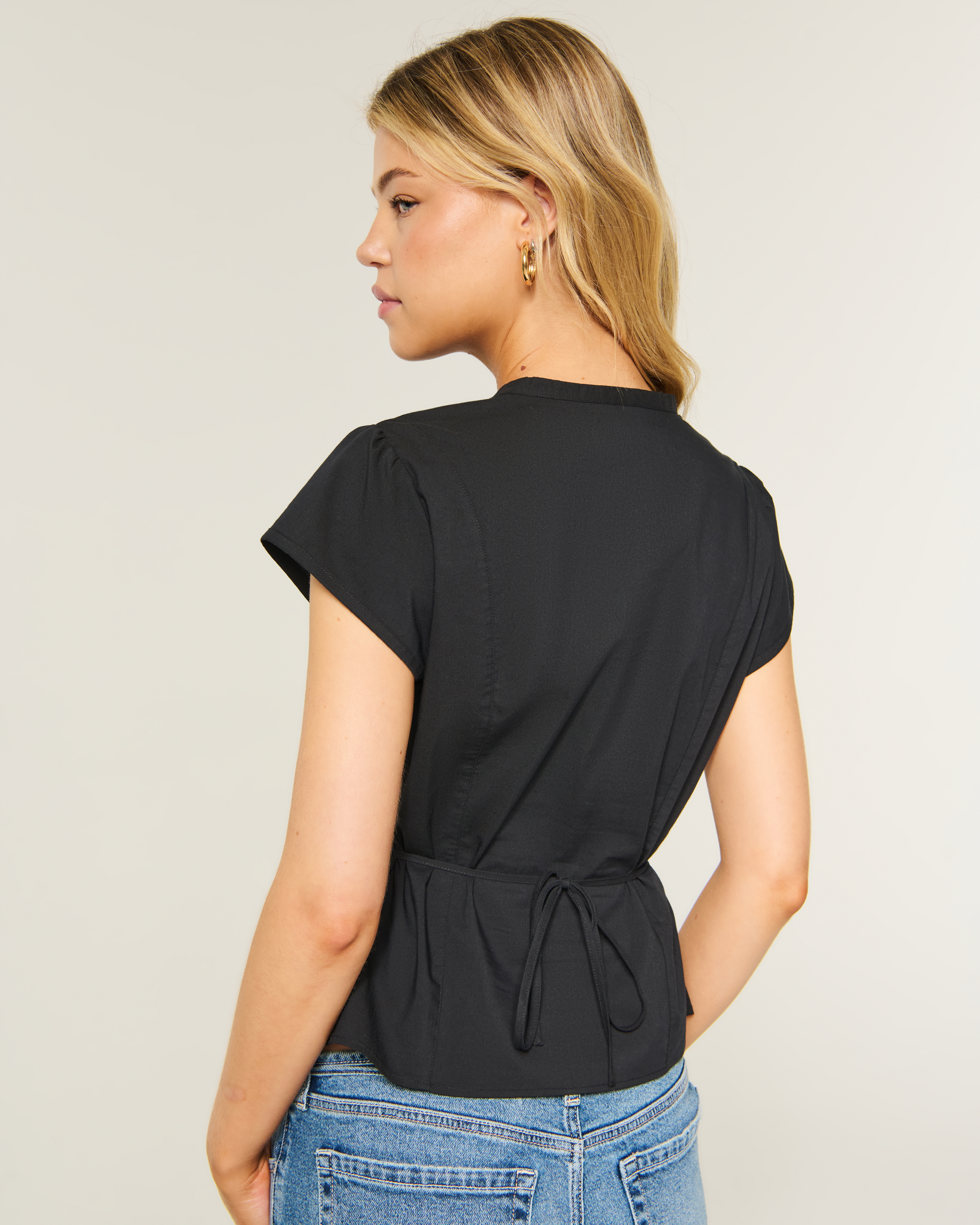 Женские рубашки Hollister Short-Sleeve Keyhole Shirt — фото 3