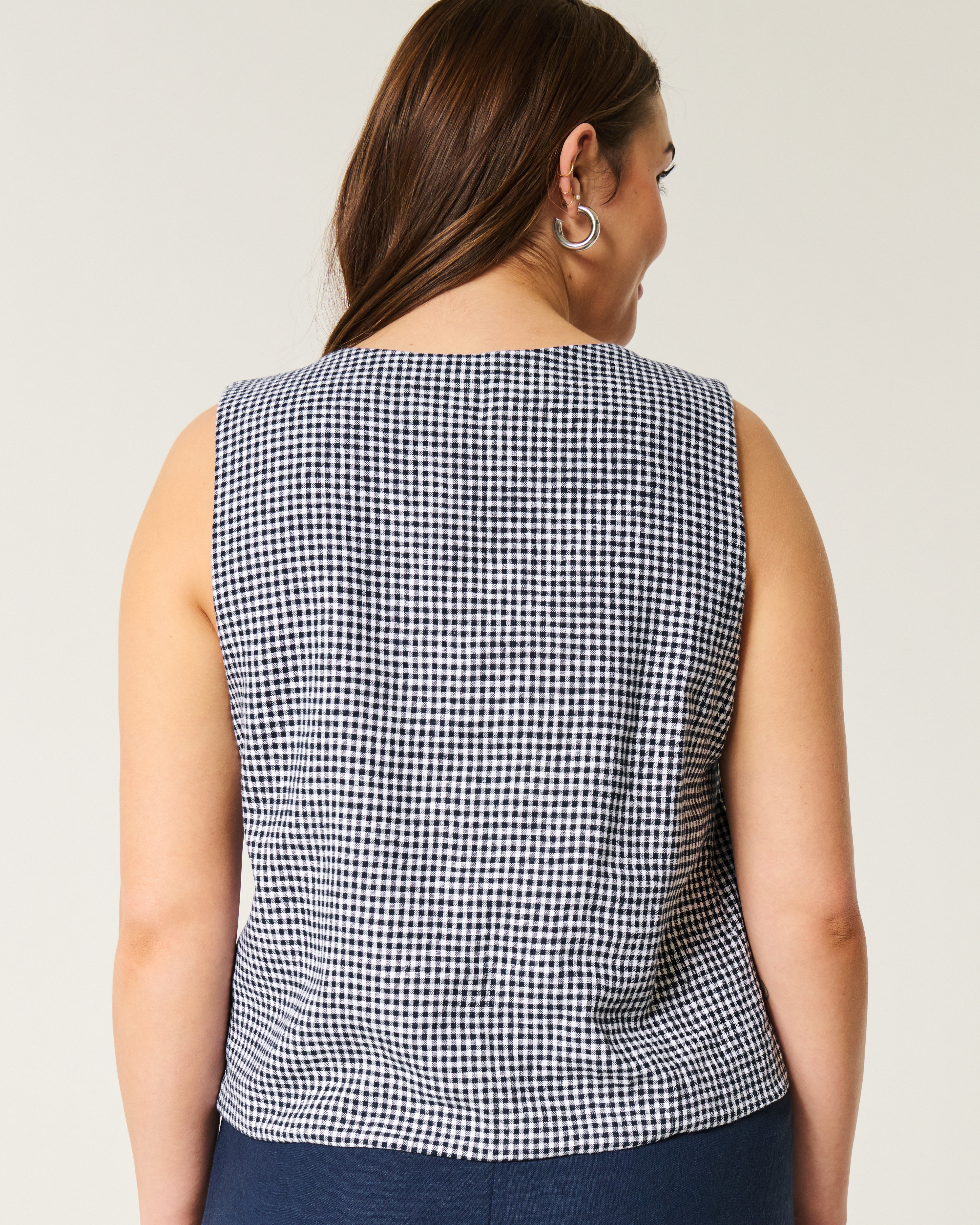 Женский жилет Hollister Easy Linen-Blend Tie-Front Vest, цвет: Тёмно-синий клетчатый — фото 3