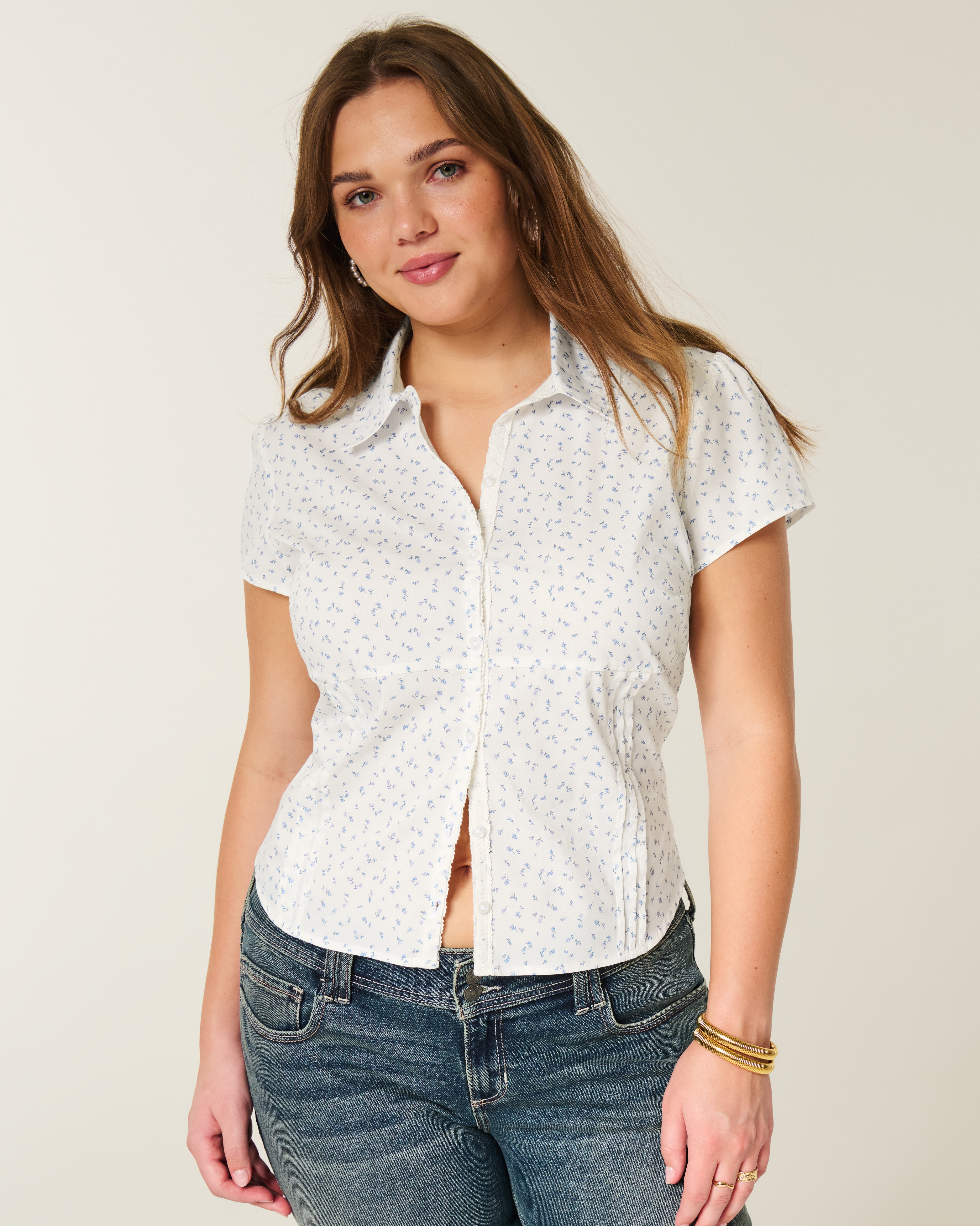 Женская рубашка Hollister Short-Sleeve Stretch Poplin Button Front, цвет: Белый с принтом — фото 2