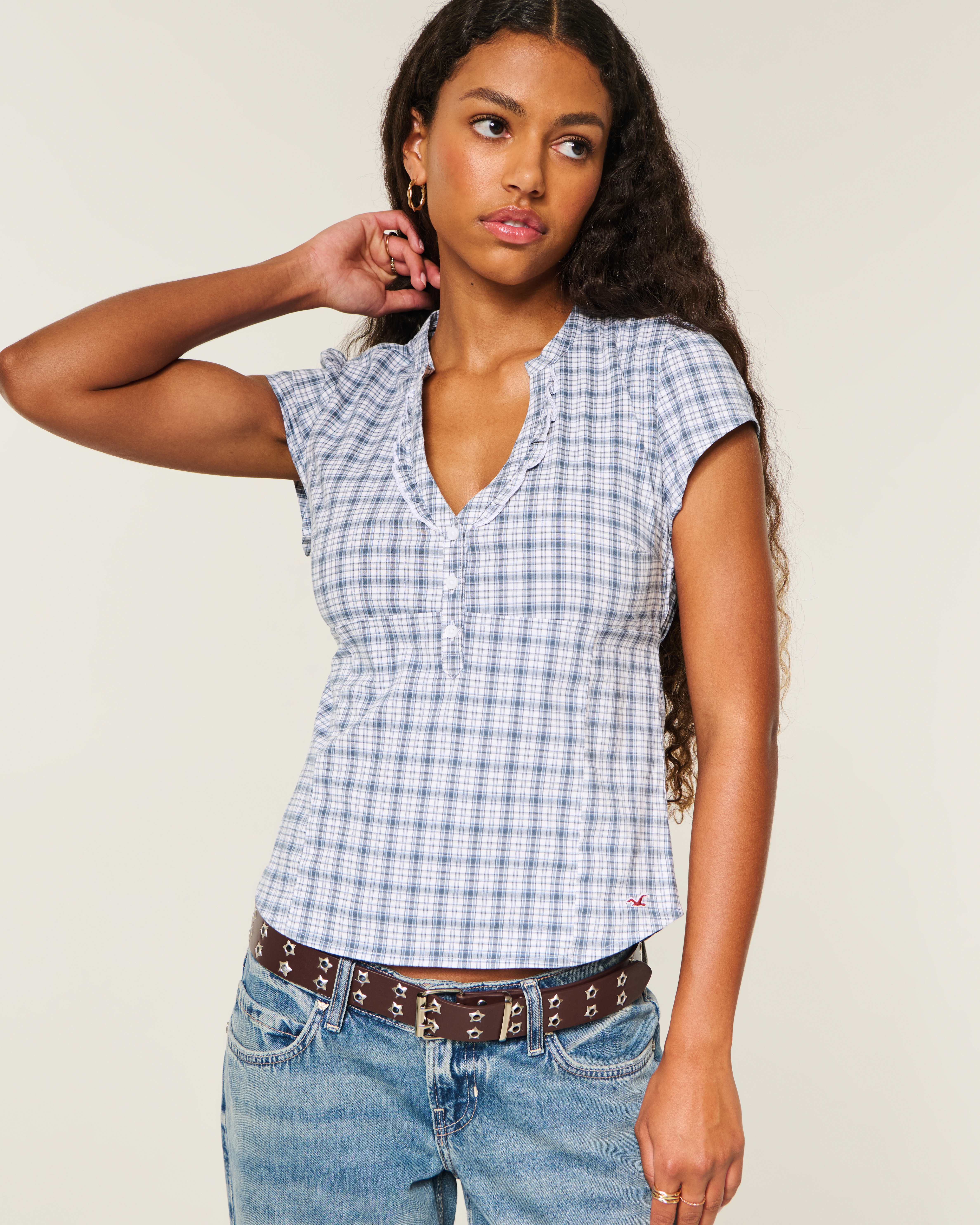 Женские рубашки Hollister Short-Sleeve Ruffle Henley Shirt — фото 2
