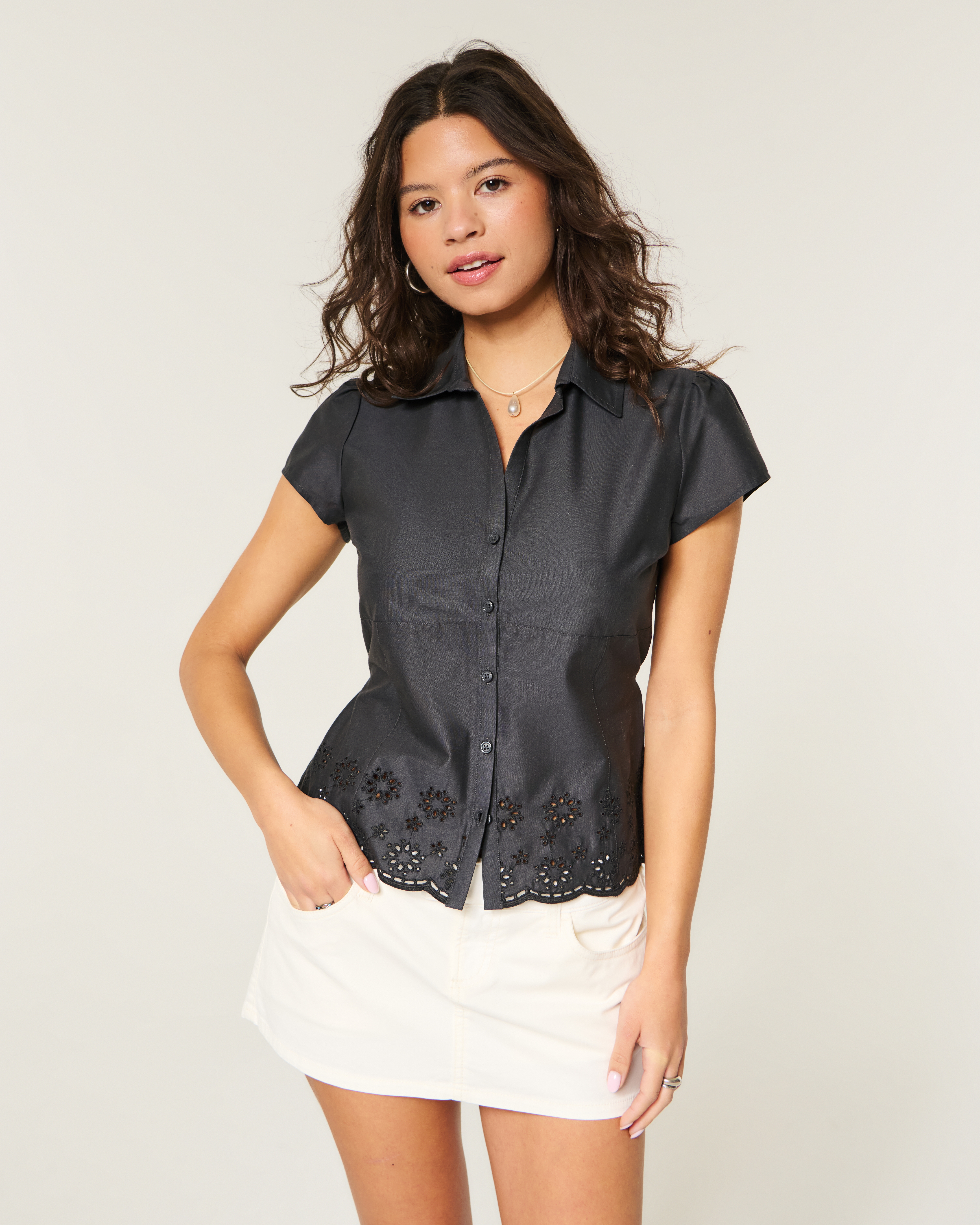 Женские рубашки Hollister Short-Sleeve Embroidered Hem Shirt — фото 2