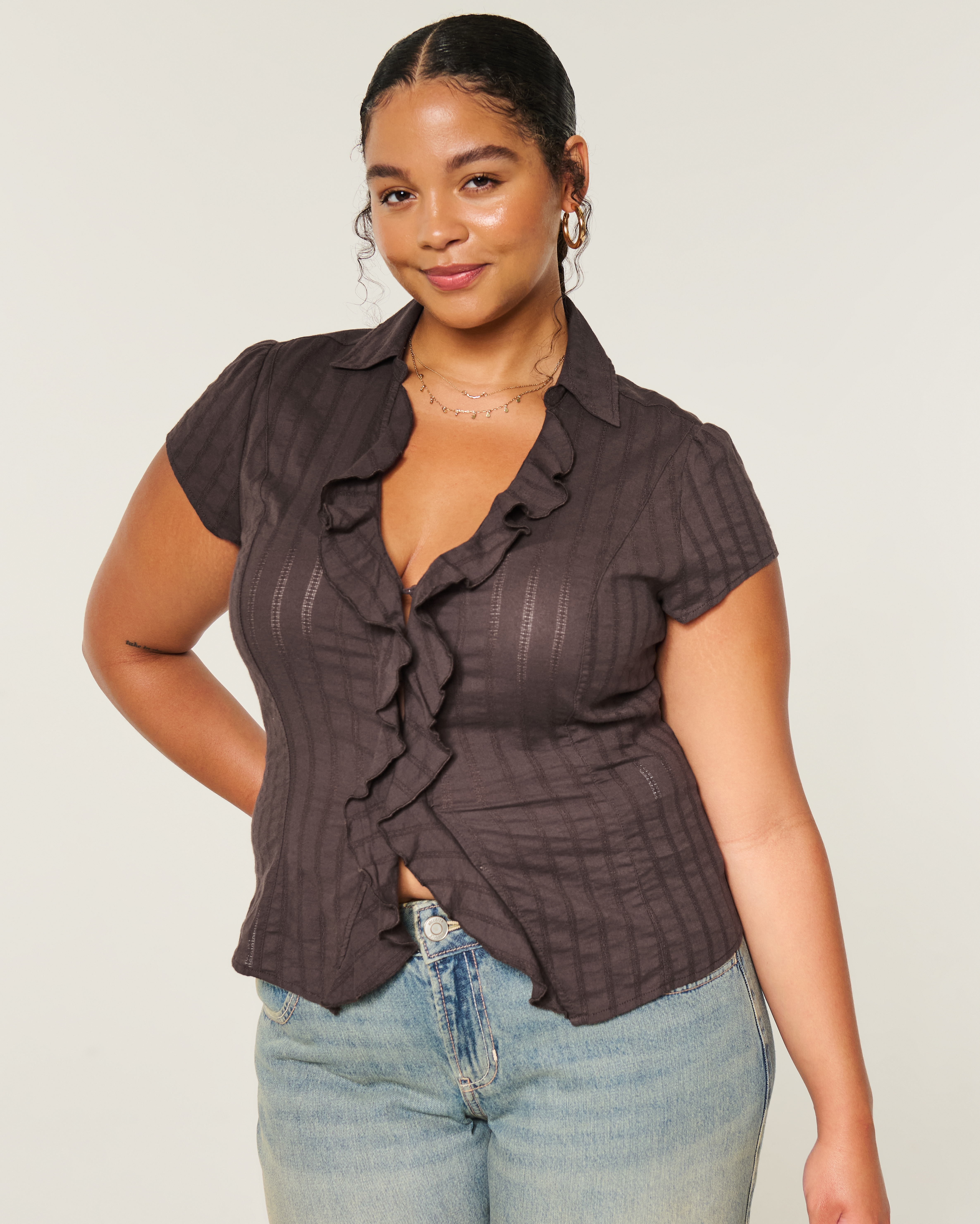Женская рубашка Hollister Short-Sleeve Flyaway Ruffle, цвет: Коричневый — фото 2