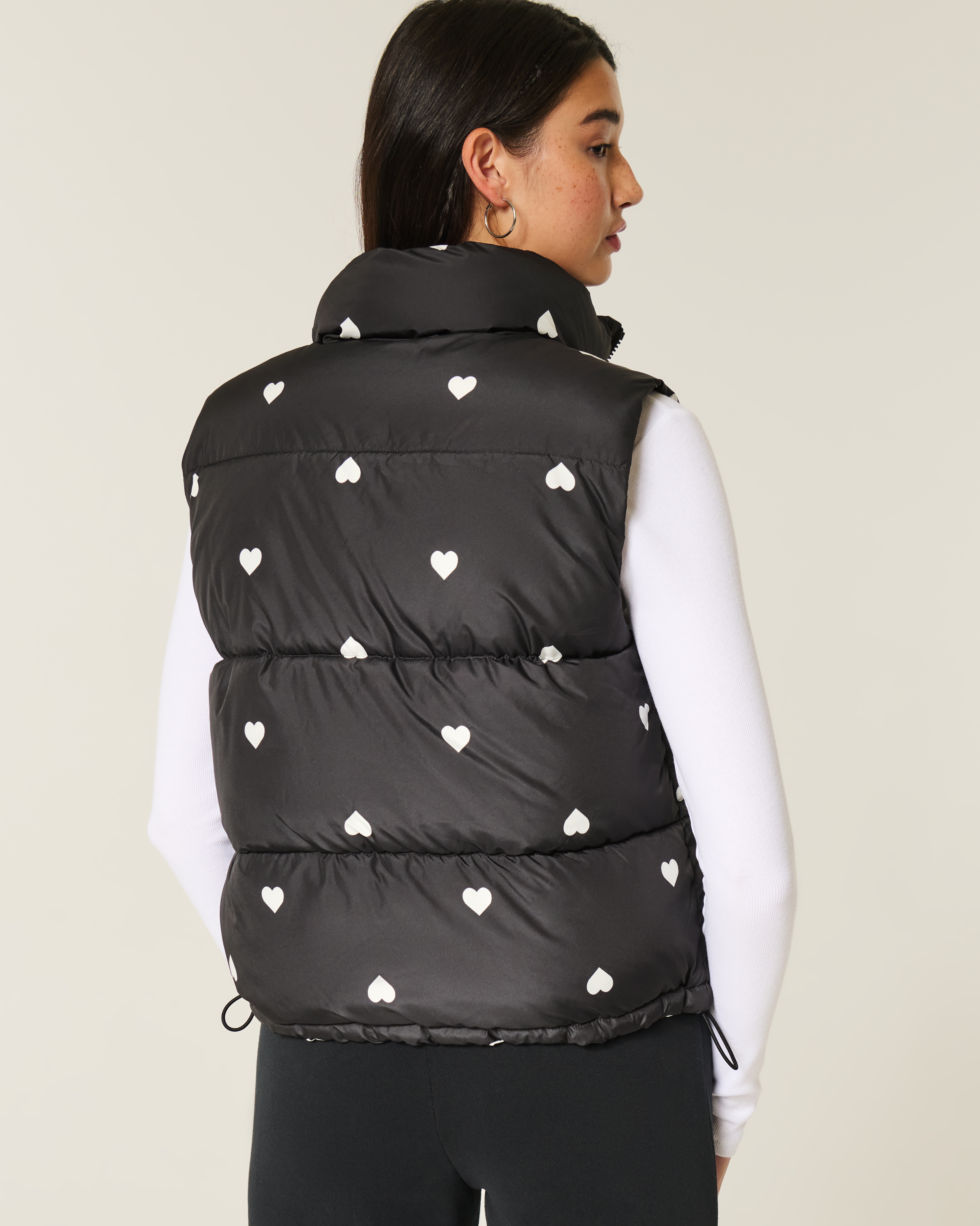 Женские жилеты Hollister Heart Pattern Puffer Vest — фото 3