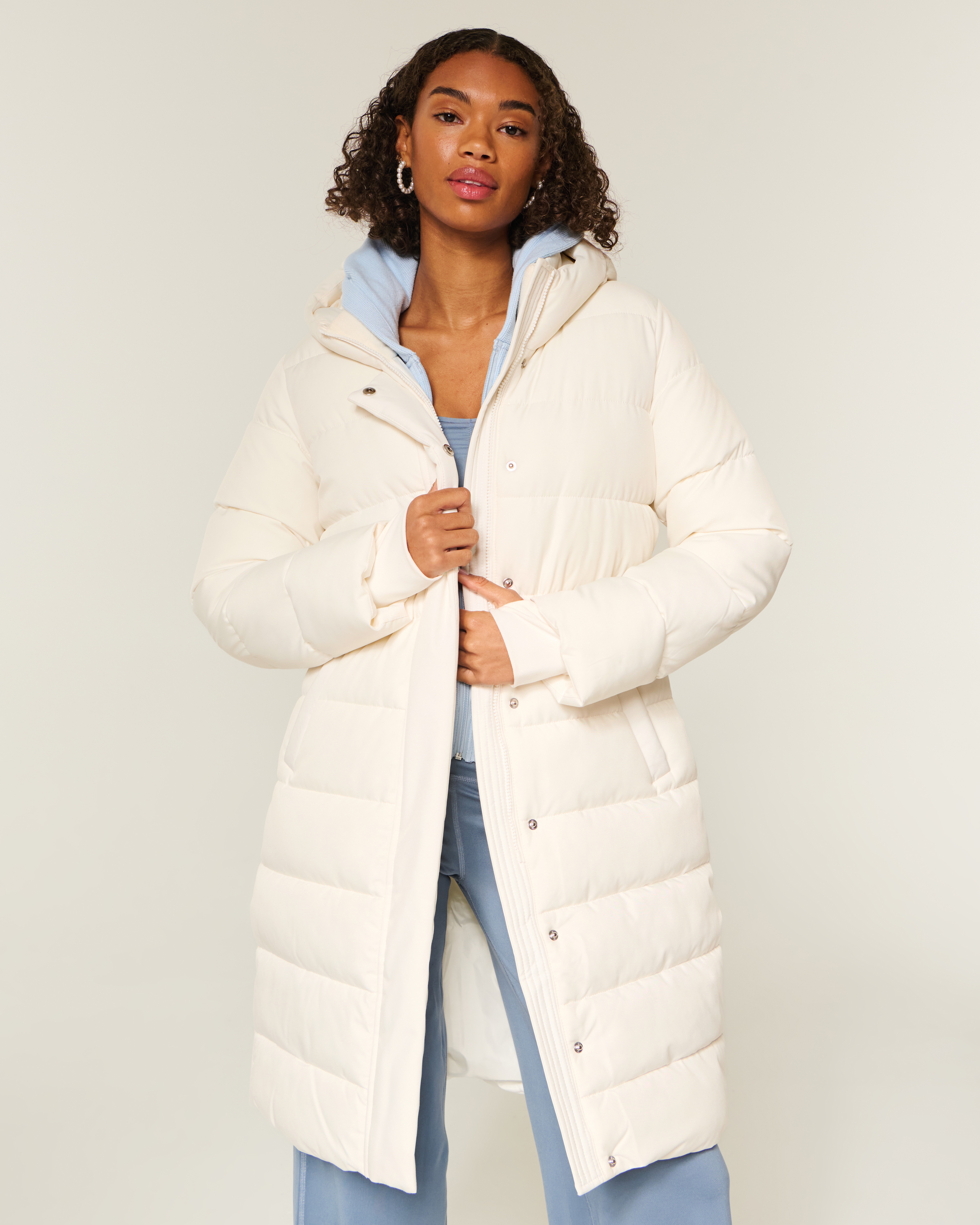 Женская куртка Hollister Longline Puffer, цвет: Облачный белый — фото 2
