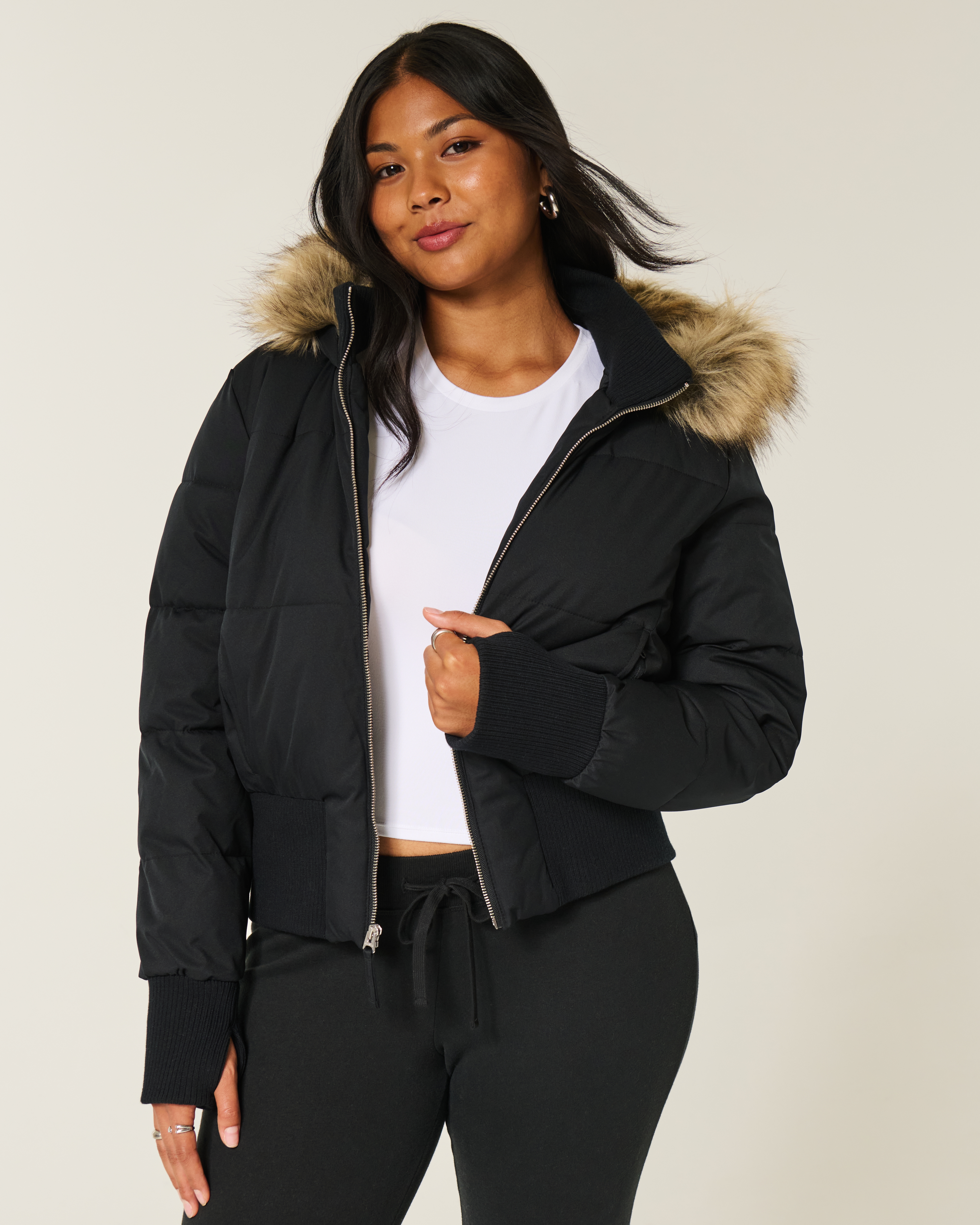 Женские куртки Hollister Faux Fur Trim Puffer Bomber Jacket — фото 2