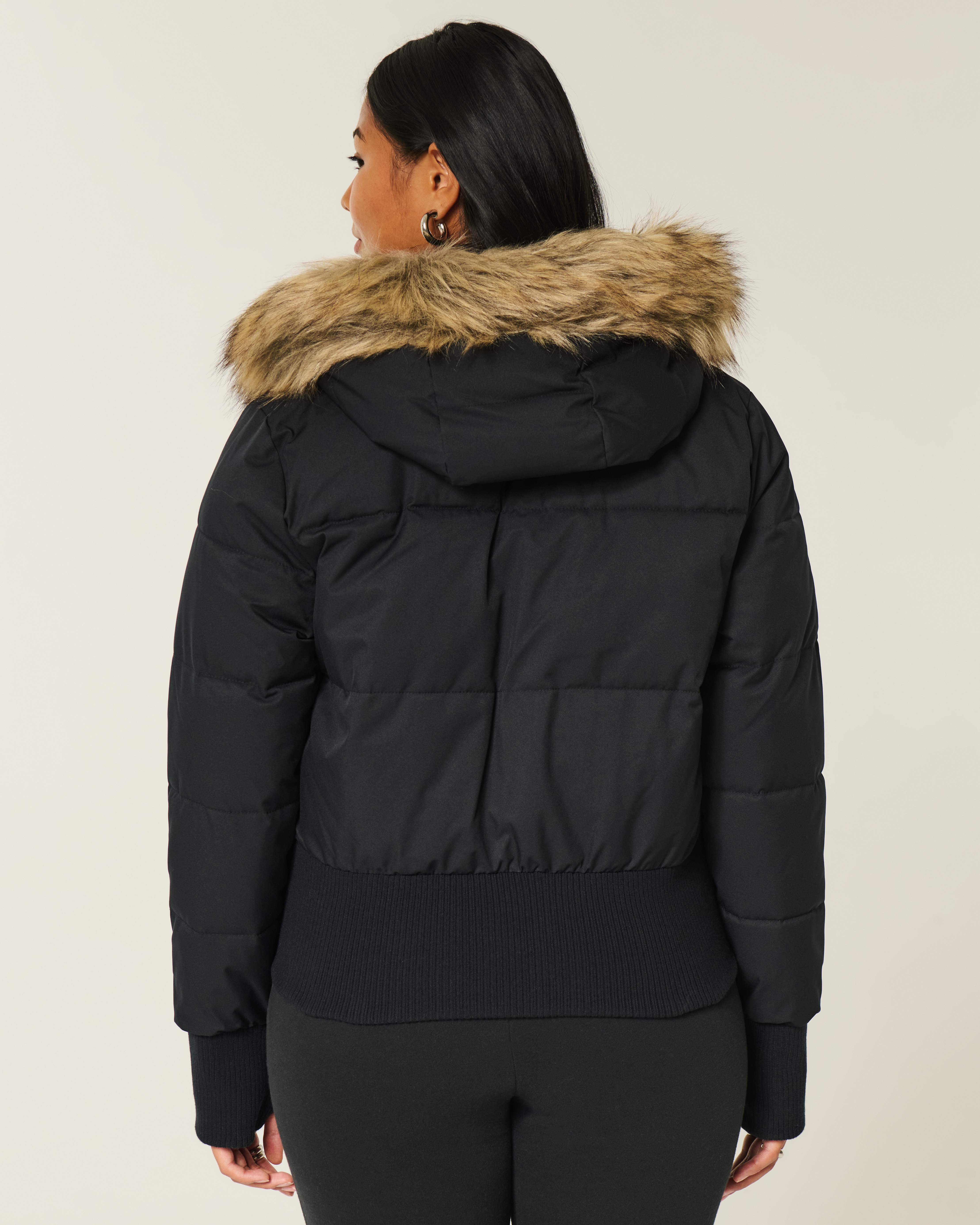 Женские куртки Hollister Faux Fur Trim Puffer Bomber Jacket — фото 3