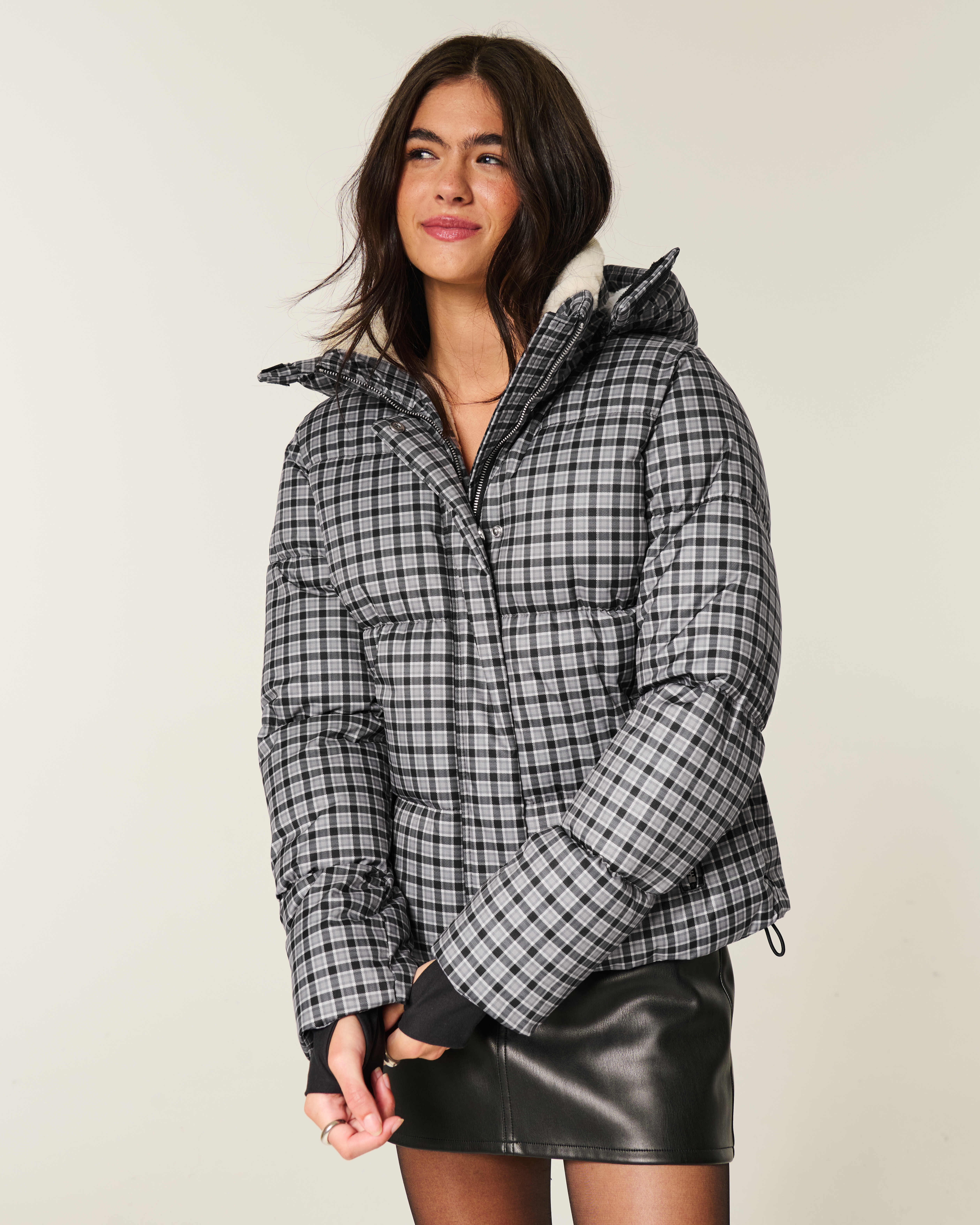 Женская куртка Hollister Faux Fur-Lined All-Weather Puffer, цвет: Серый клетчатый — фото 2