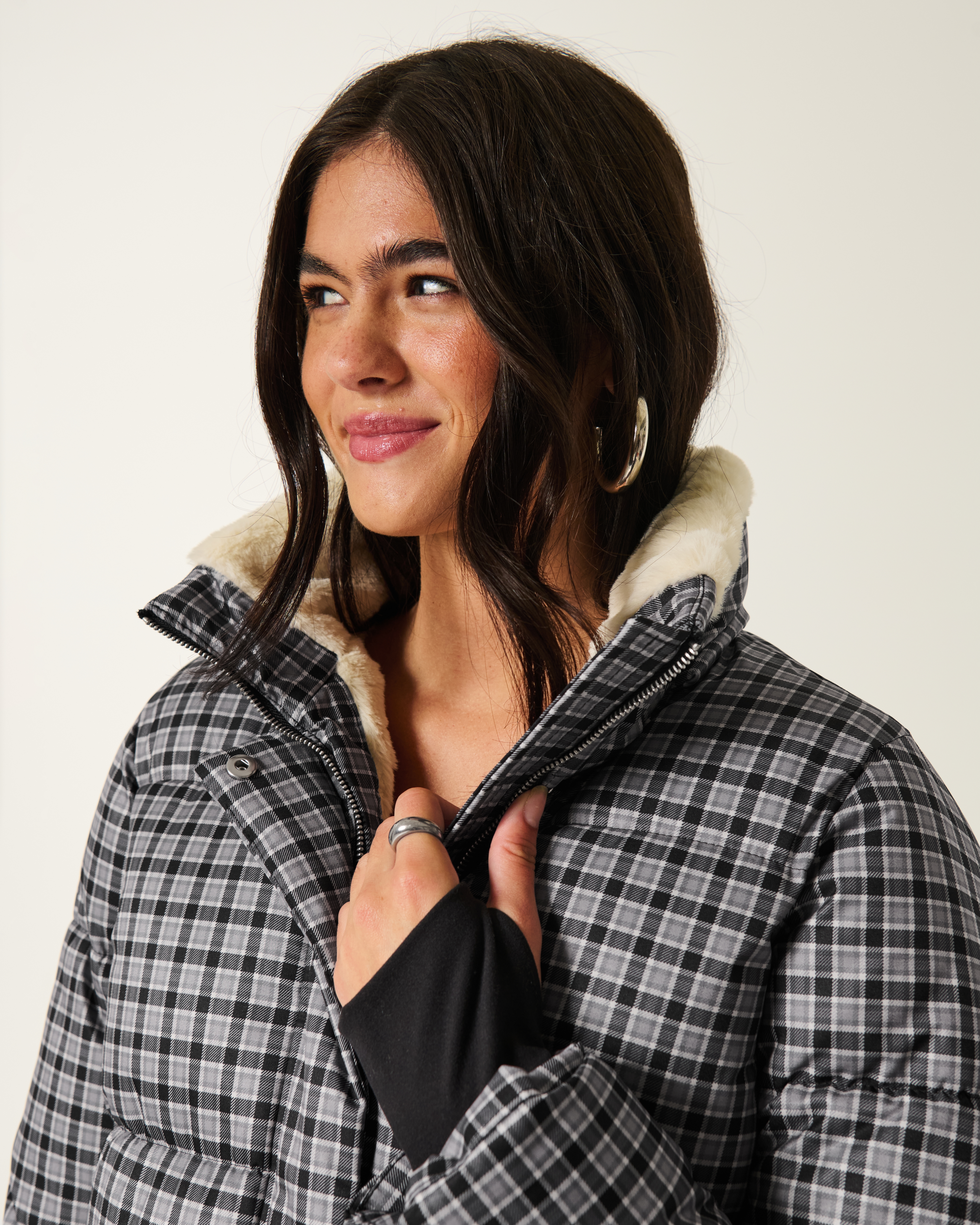 Женская куртка Hollister Faux Fur-Lined All-Weather Puffer, цвет: Серый клетчатый — фото 3