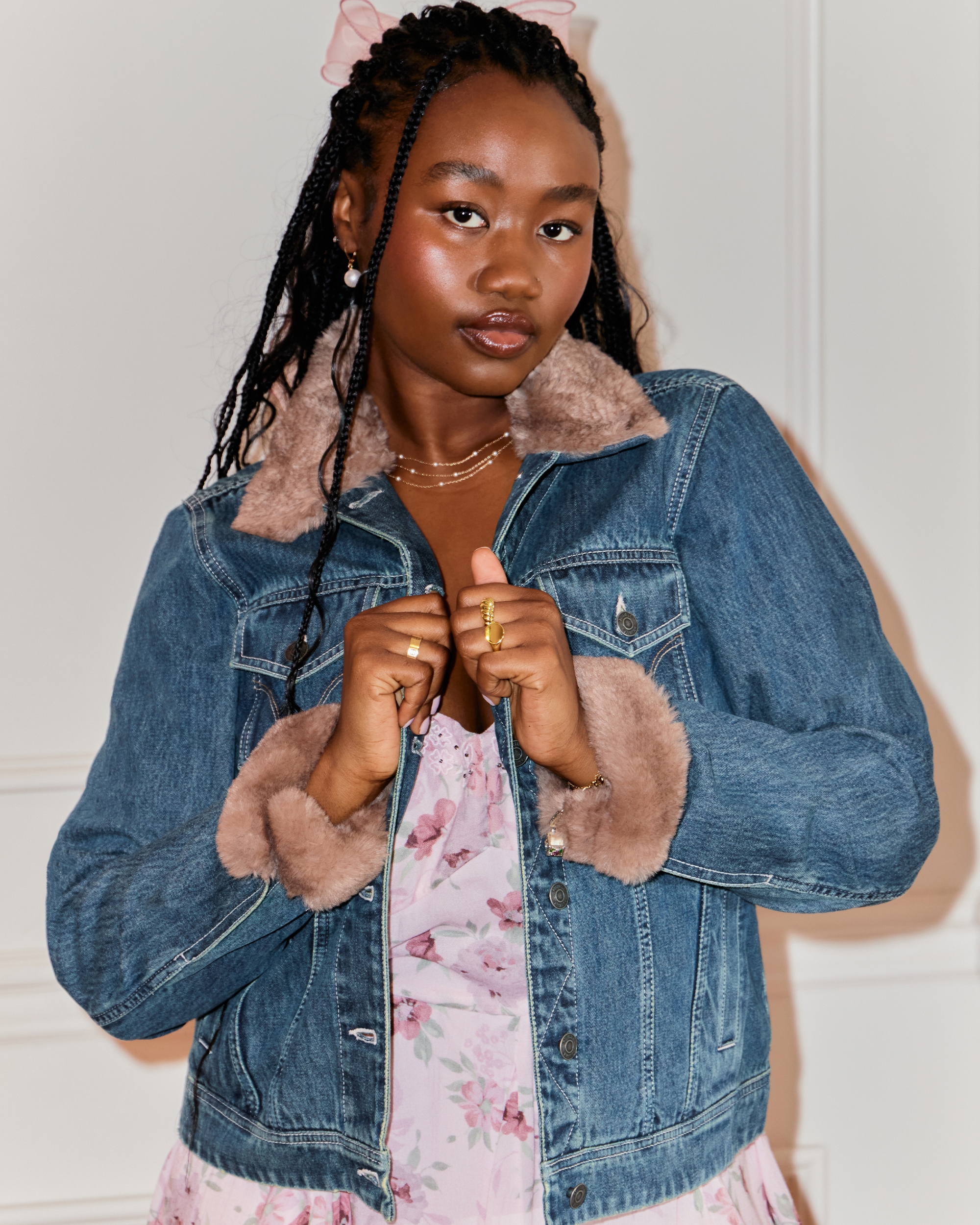 Женские куртки Hollister Faux Fur Trim Denim Jacket — фото 2