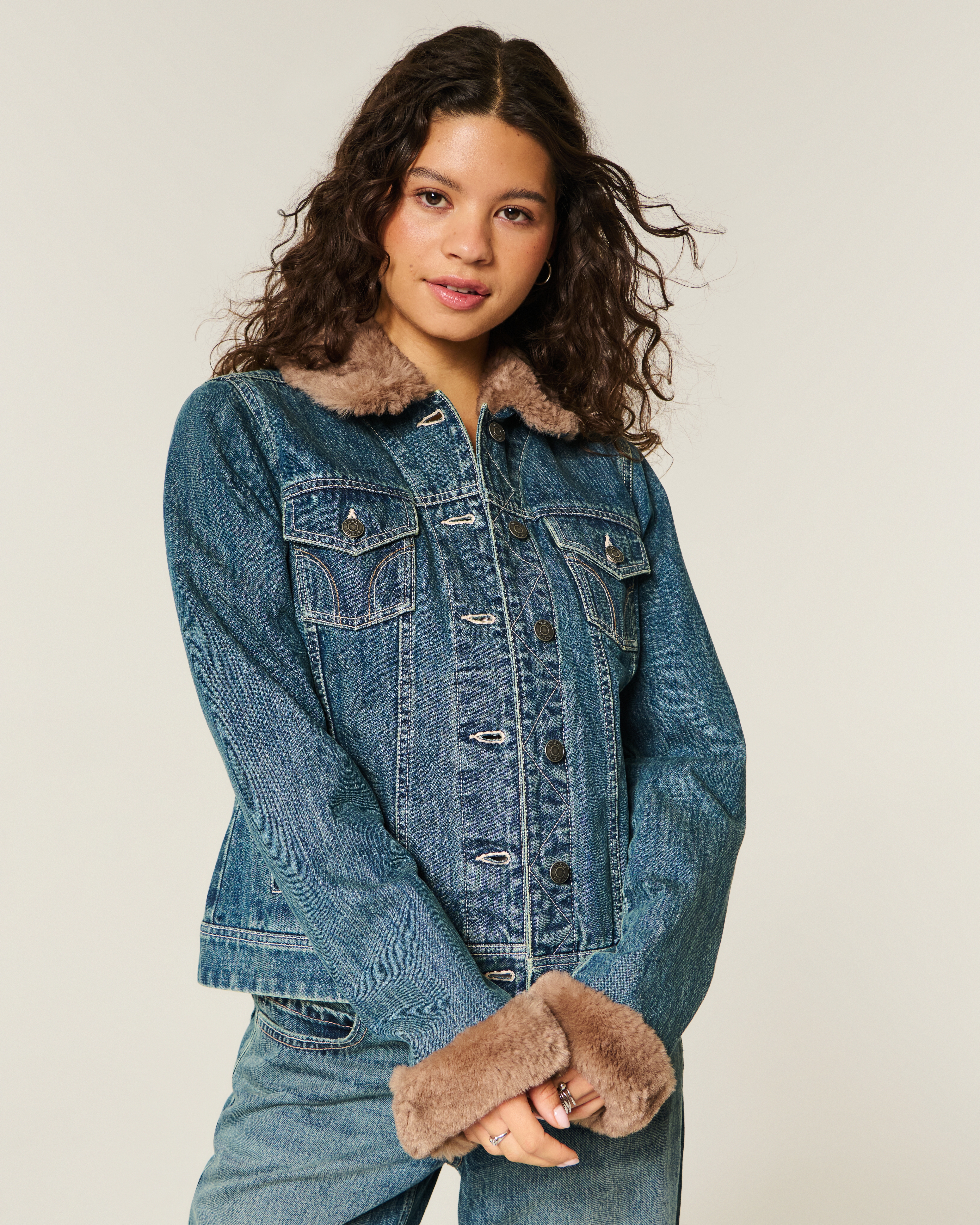 Женские куртки Hollister Faux Fur Trim Denim Jacket — фото 3