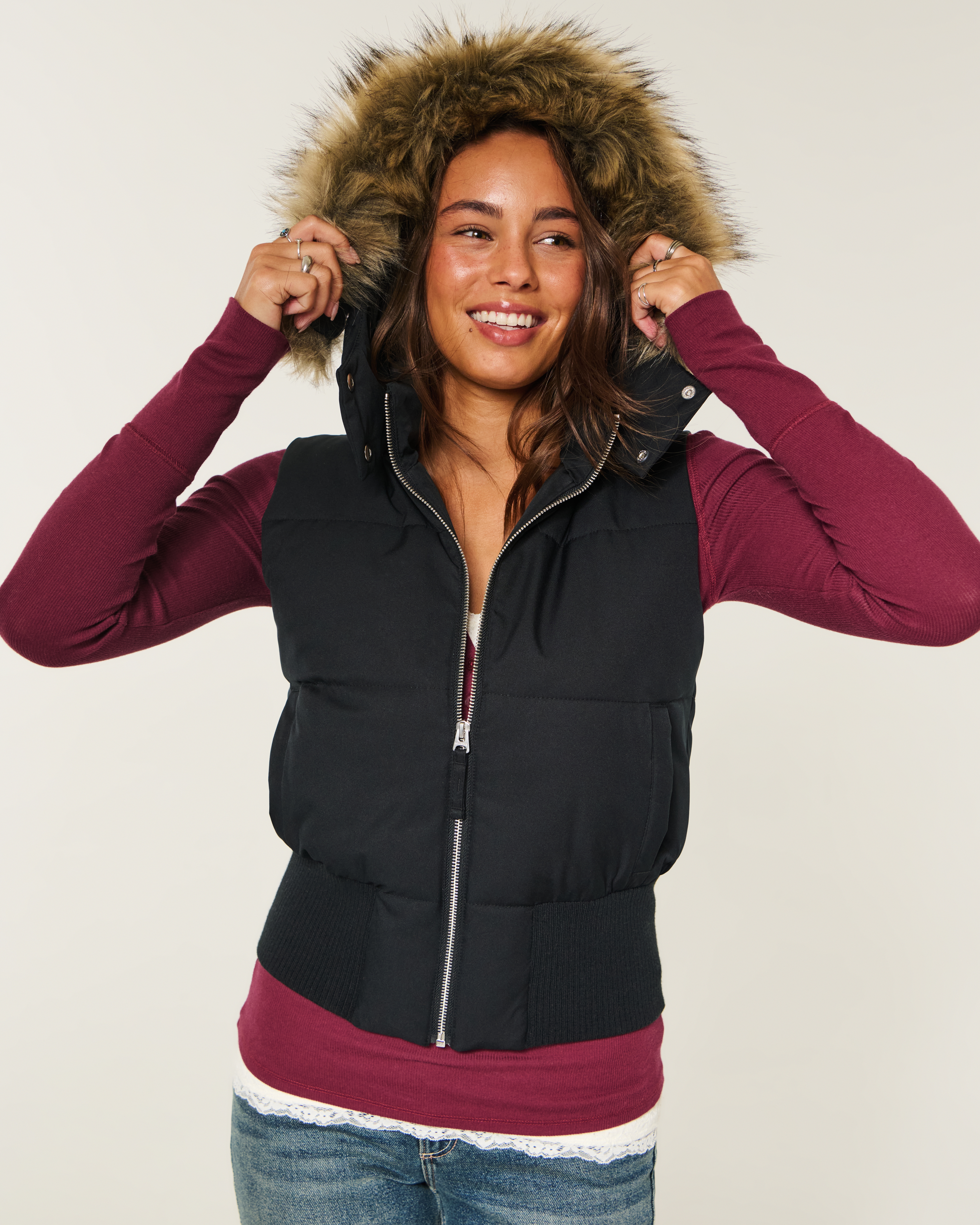 Женские жилеты Hollister Faux Fur Trim Hooded Y2K Vest — фото 2