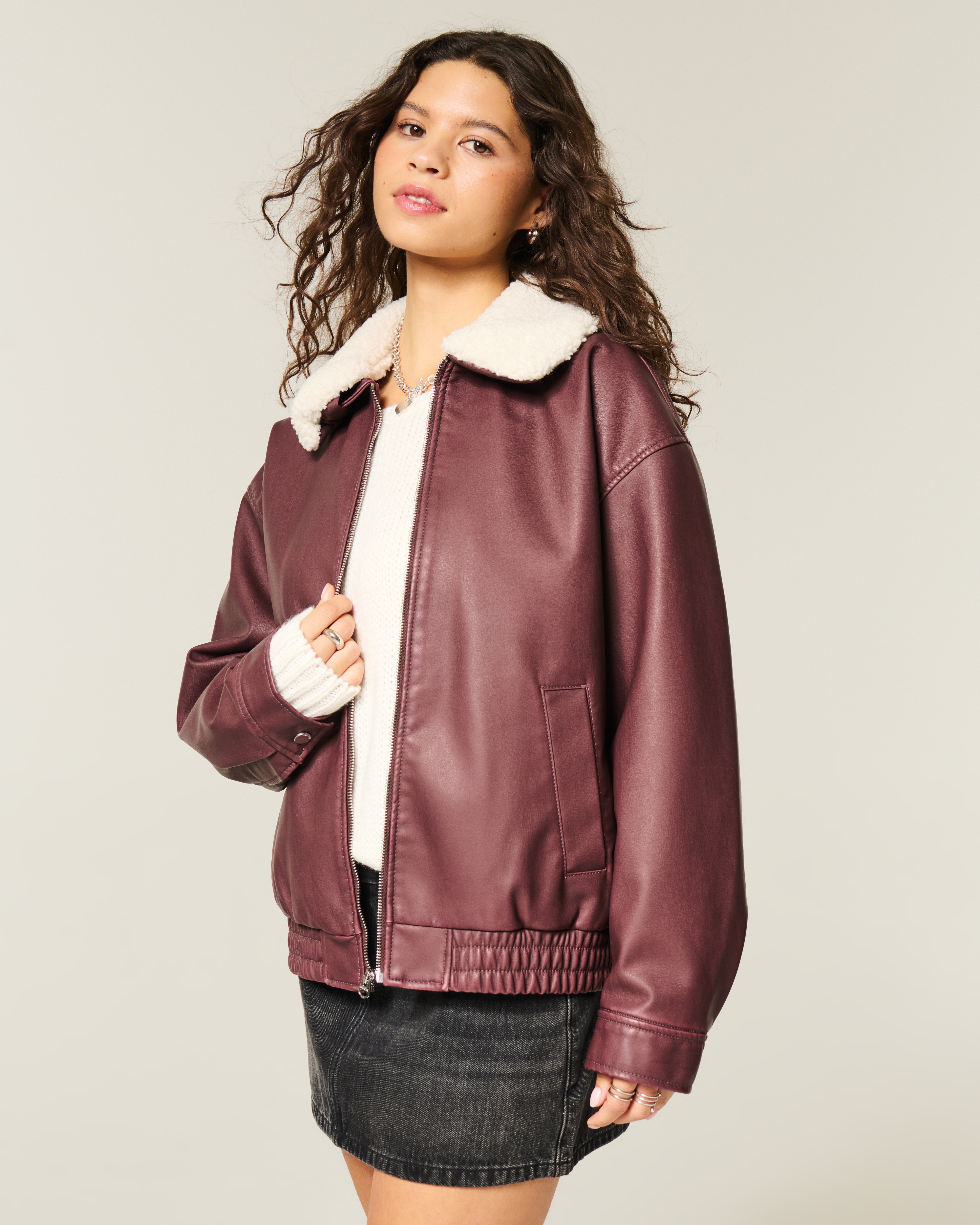 Женские куртки Hollister Sherpa Collar Faux Leather Bomber Jacket — фото 2