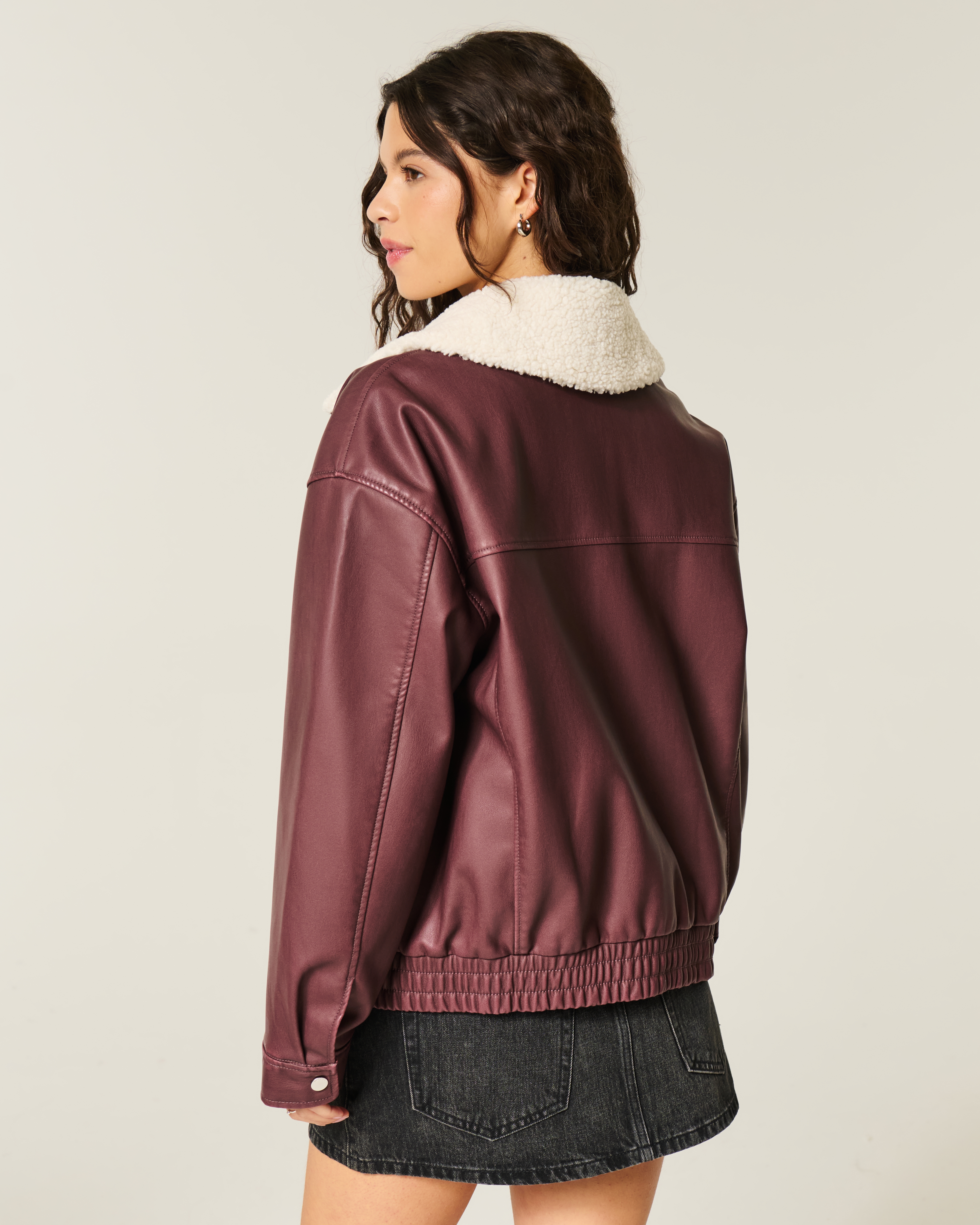 Женские куртки Hollister Sherpa Collar Faux Leather Bomber Jacket — фото 3