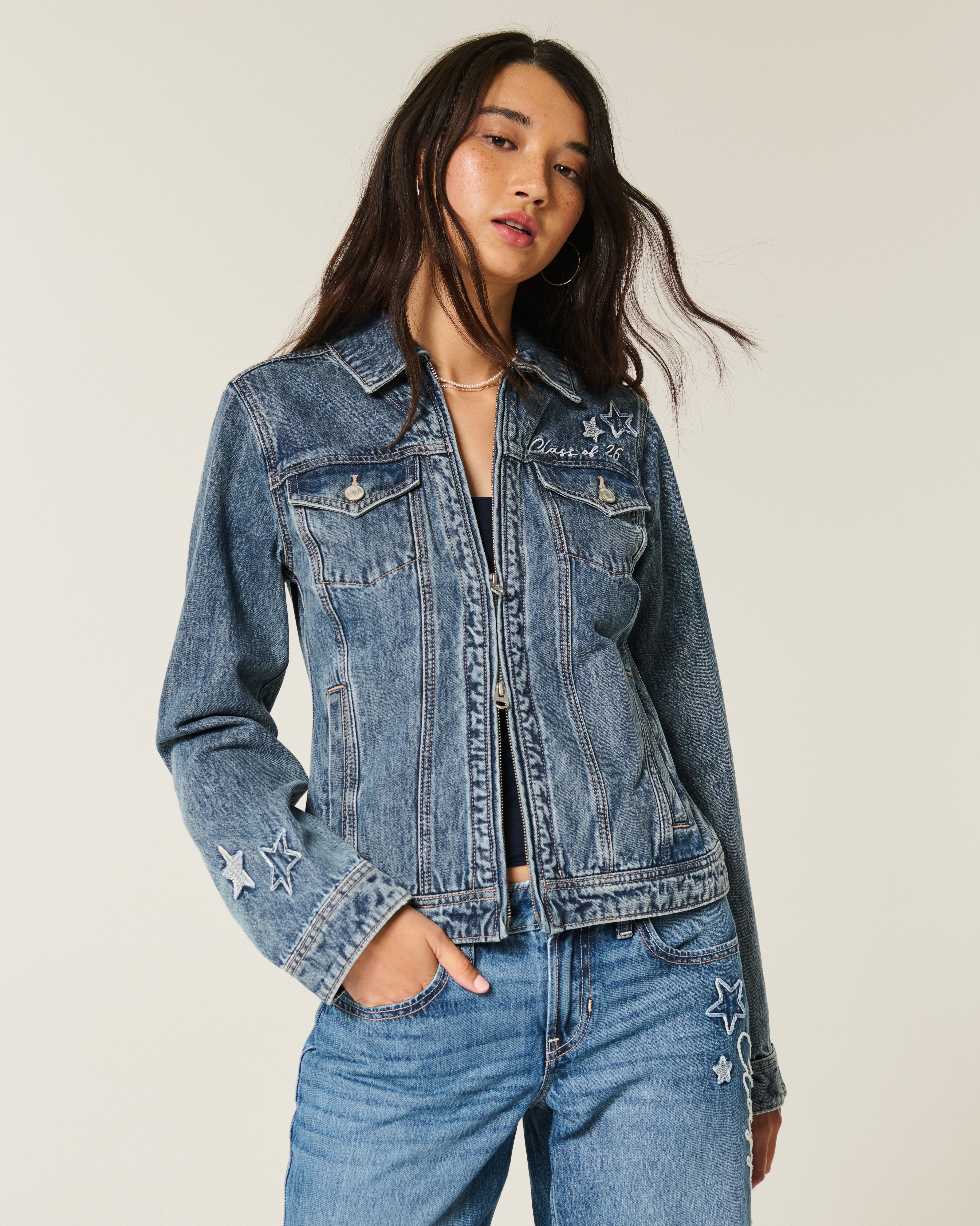 Женские куртки Hollister Class of '26 Graphic Denim Jacket — фото 2