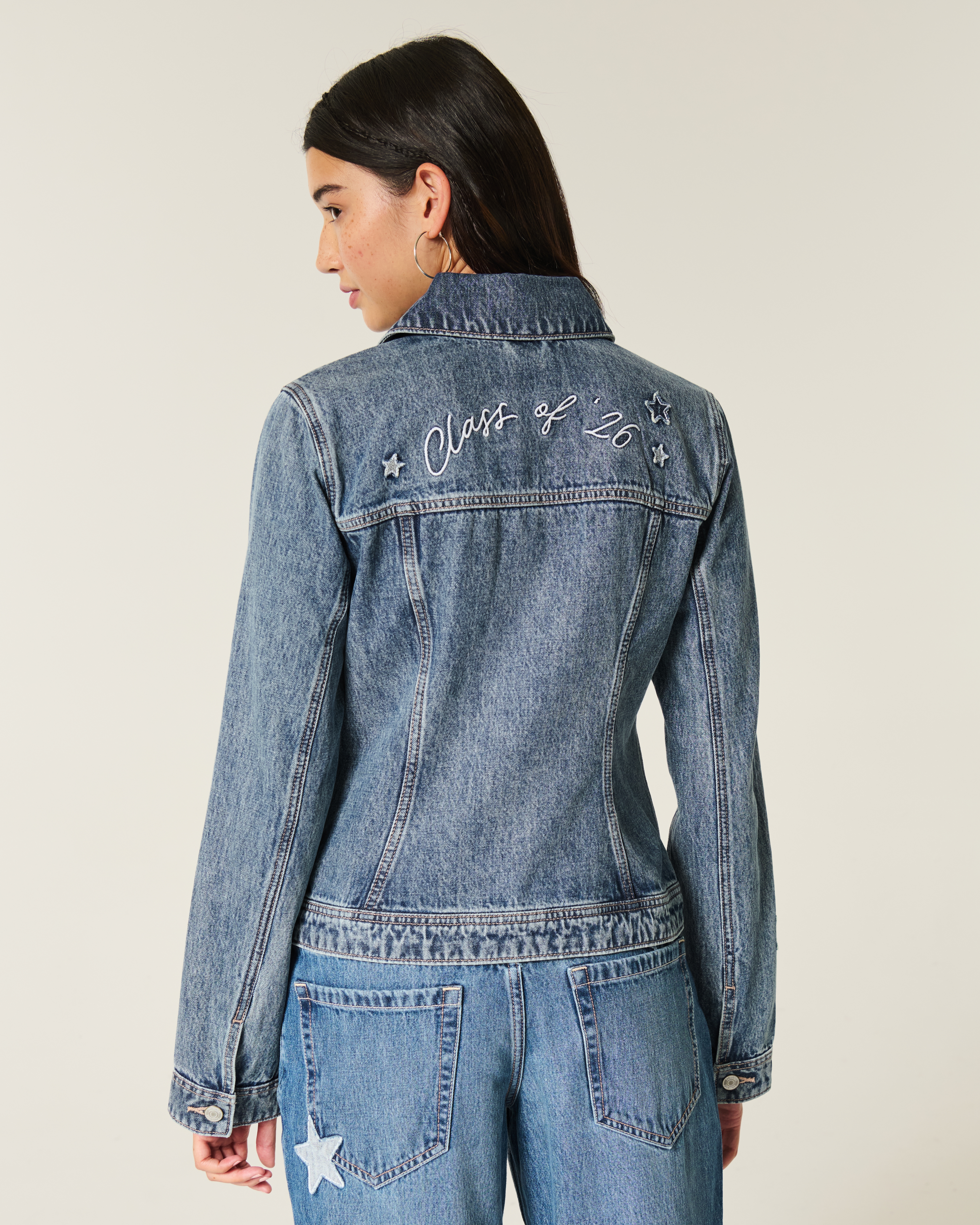 Женские куртки Hollister Class of '26 Graphic Denim Jacket — фото 3