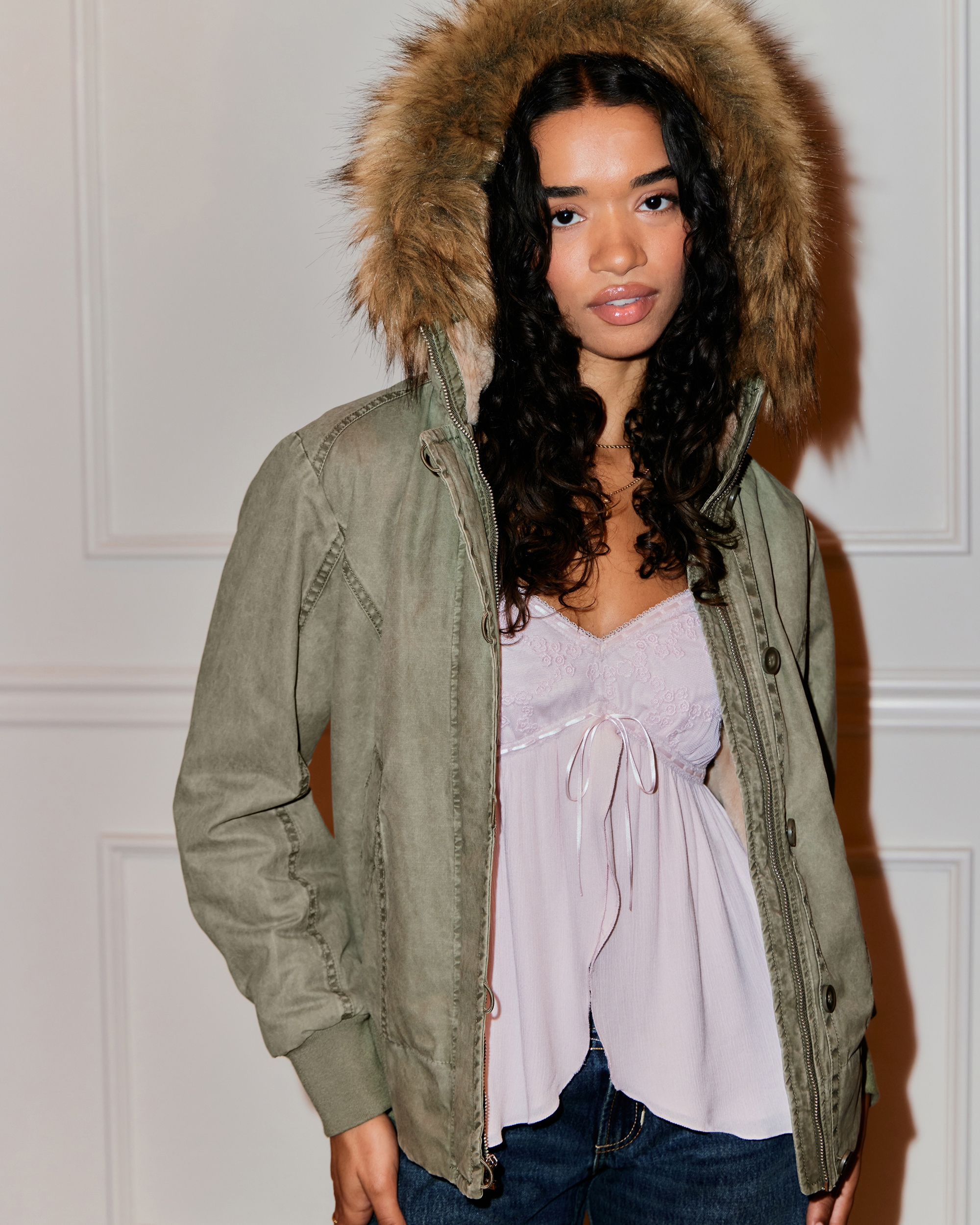 Женские куртки Hollister Faux Fur-Lined Bomber Jacket — фото 2