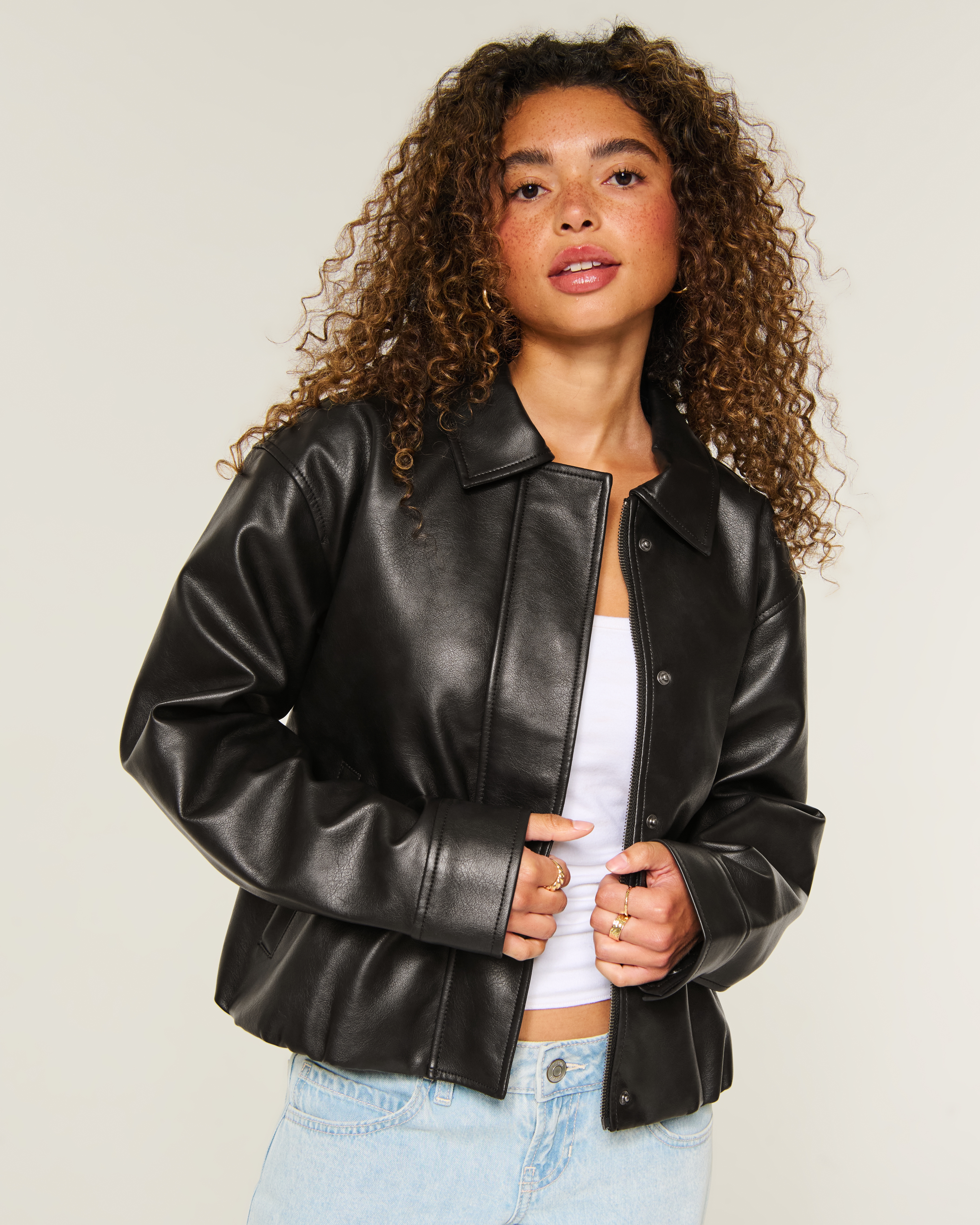 Женские куртки Hollister Faux Leather Bubble Bomber Jacket — фото 2
