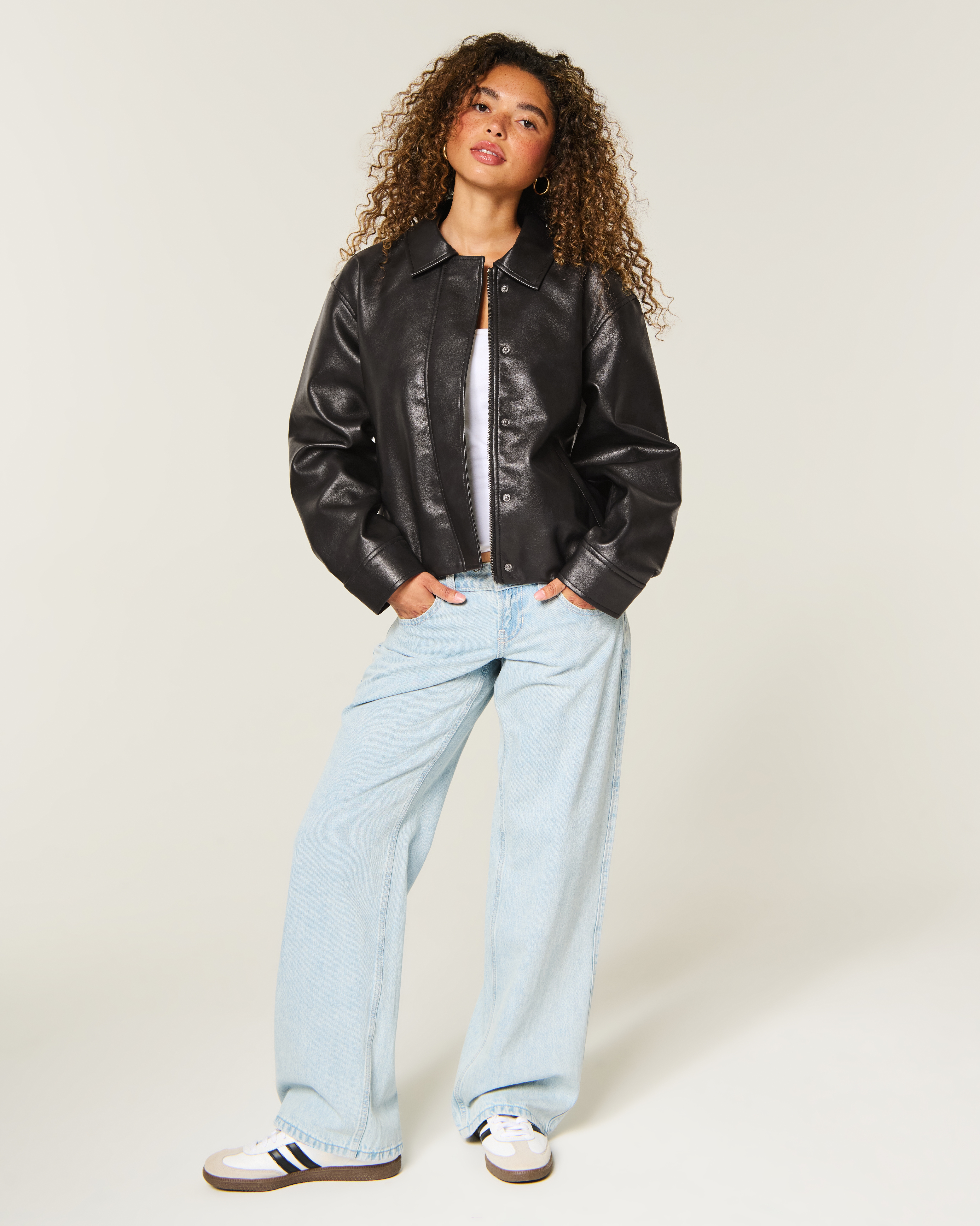 Женские куртки Hollister Faux Leather Bubble Bomber Jacket — фото 3