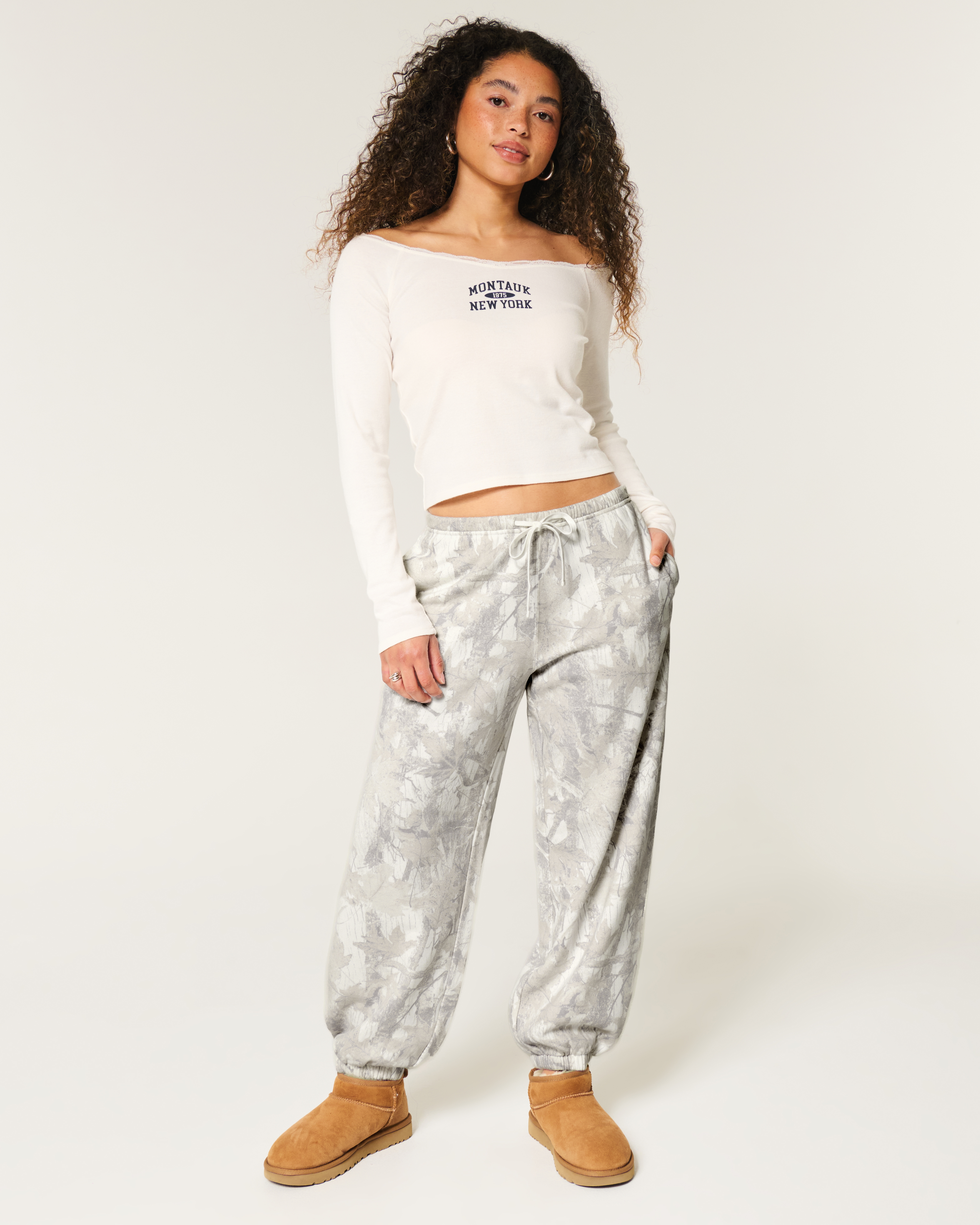 Женские брюки Hollister Feel Good Camo Baggy Fleece Joggers — фото 2