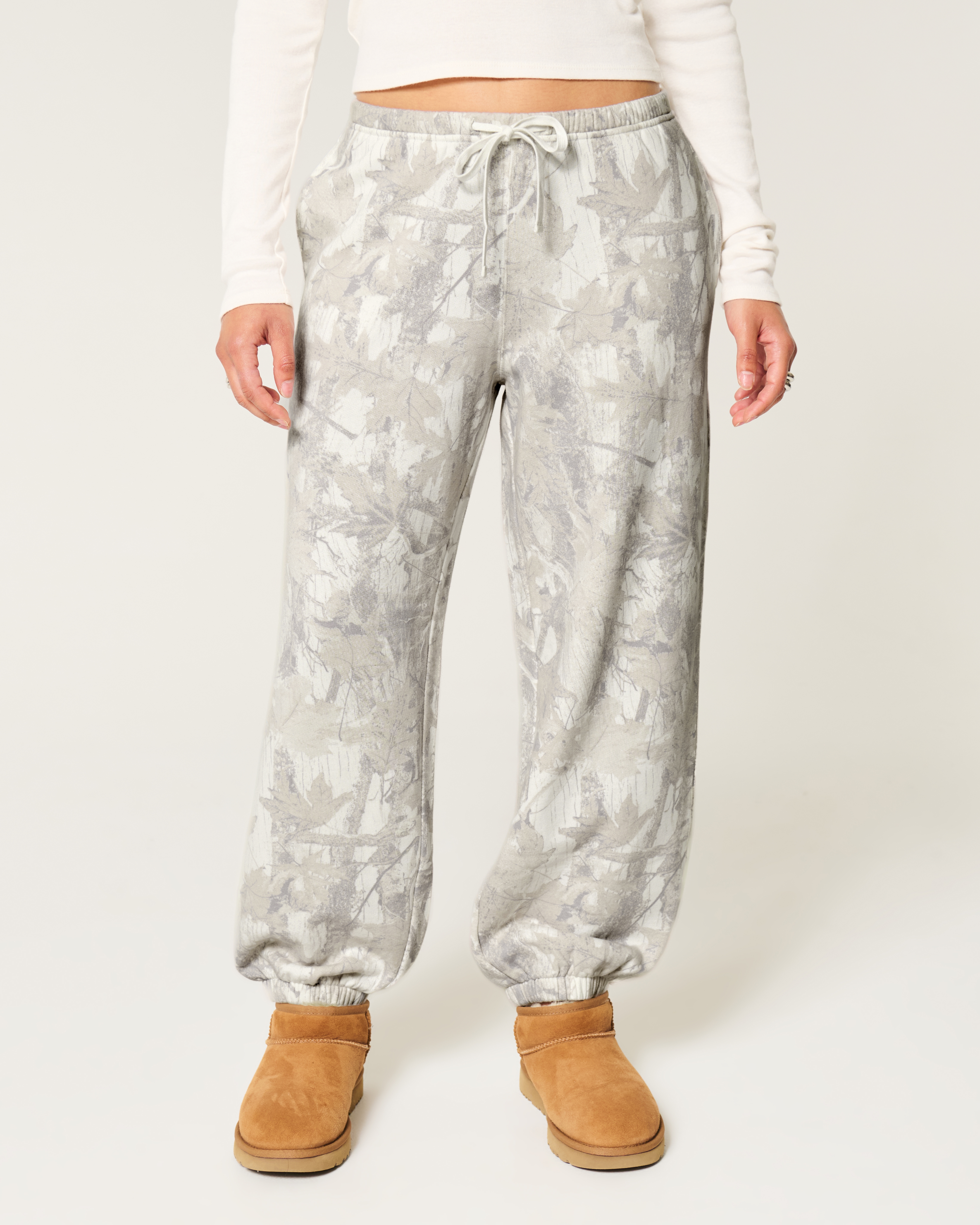 Женские брюки Hollister Feel Good Camo Baggy Fleece Joggers — фото 3