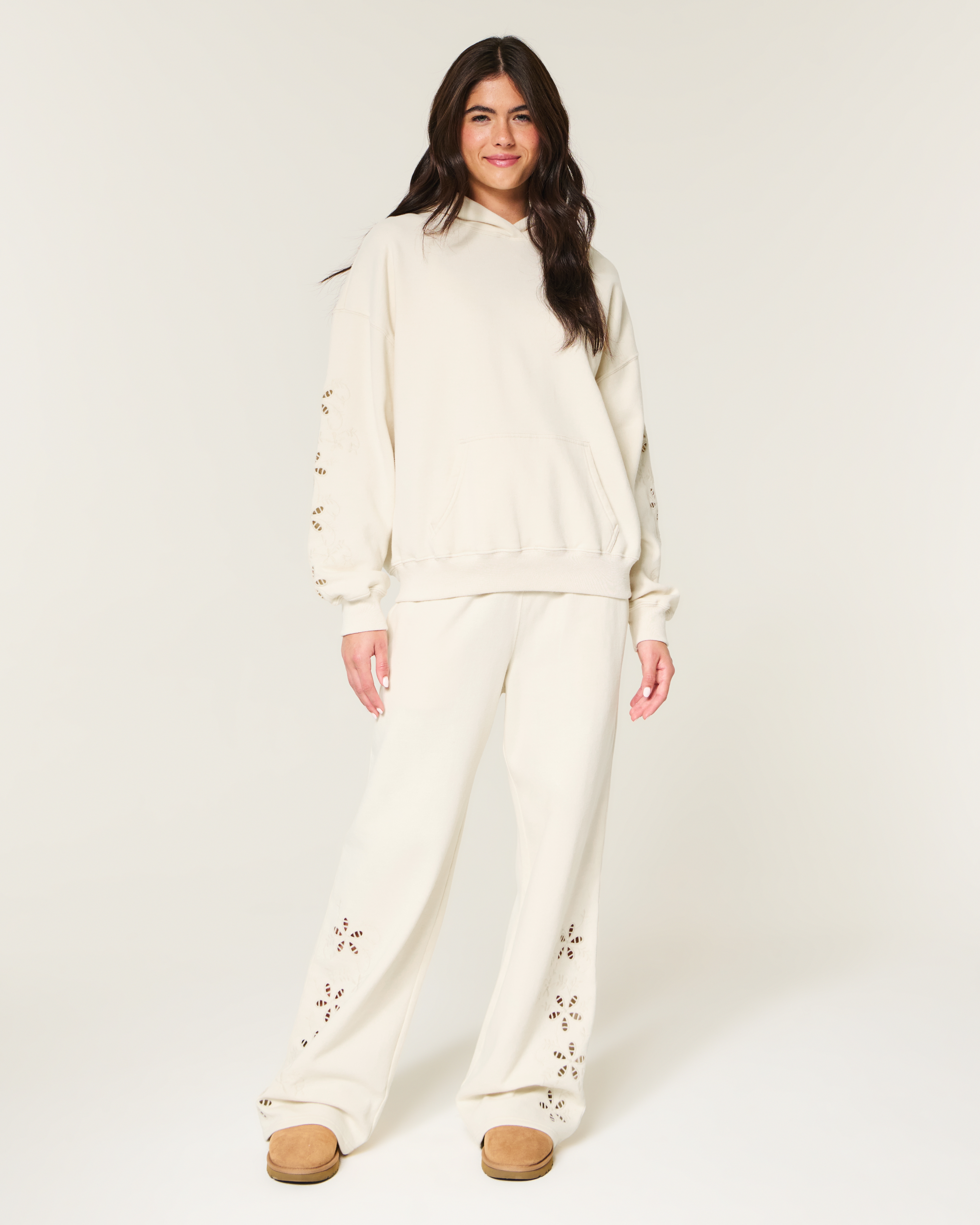 Женские брюки Hollister Feel Good Floral Cutout Wide-Leg Sweatpants — фото 2